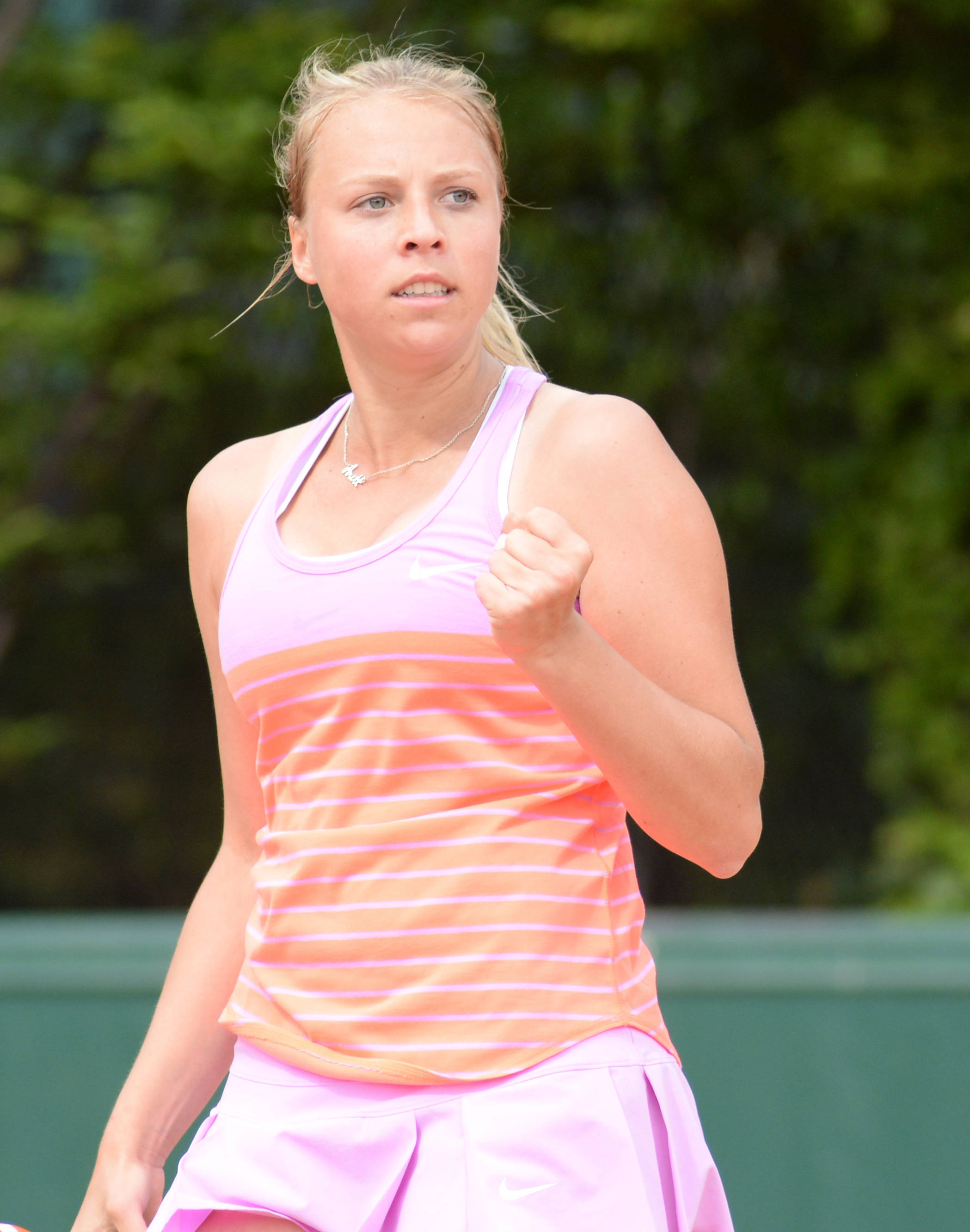 Anett Kontaveit, pink and orange striped top, clenched fist, 2K Phone Wallpaper
