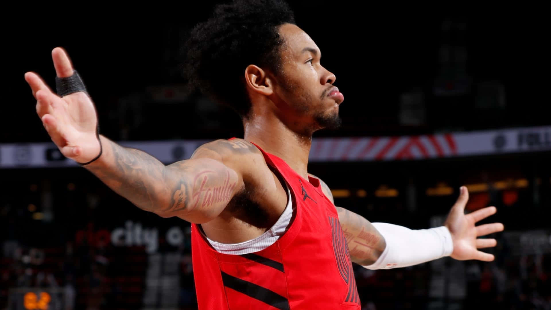Anfernee Simons, red jersey, arms outstretched, Full HD Desktop Wallpaper