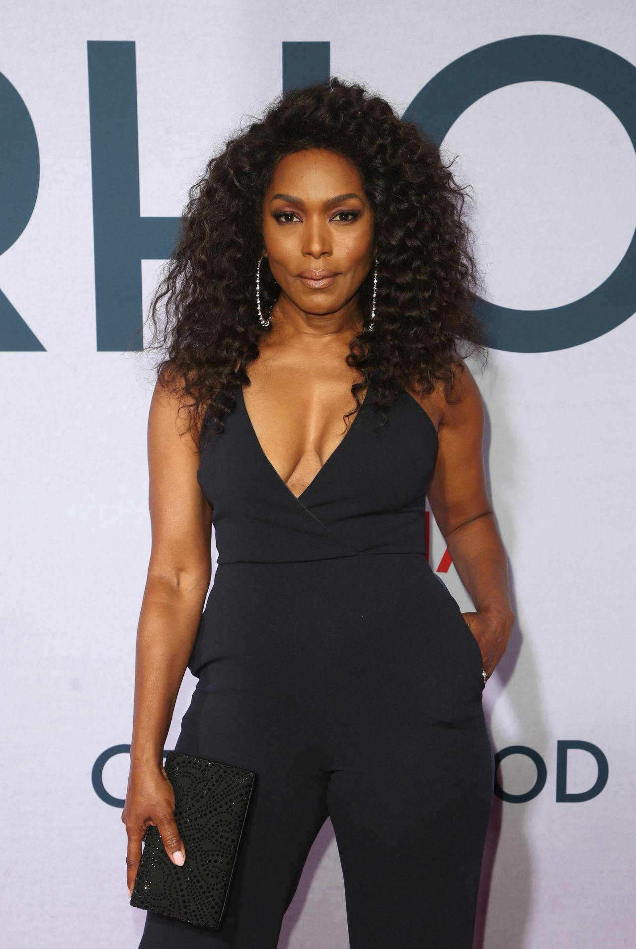 Angela Bassett, sleek black jumpsuit, textured clutch, HD Phone Wallpaper