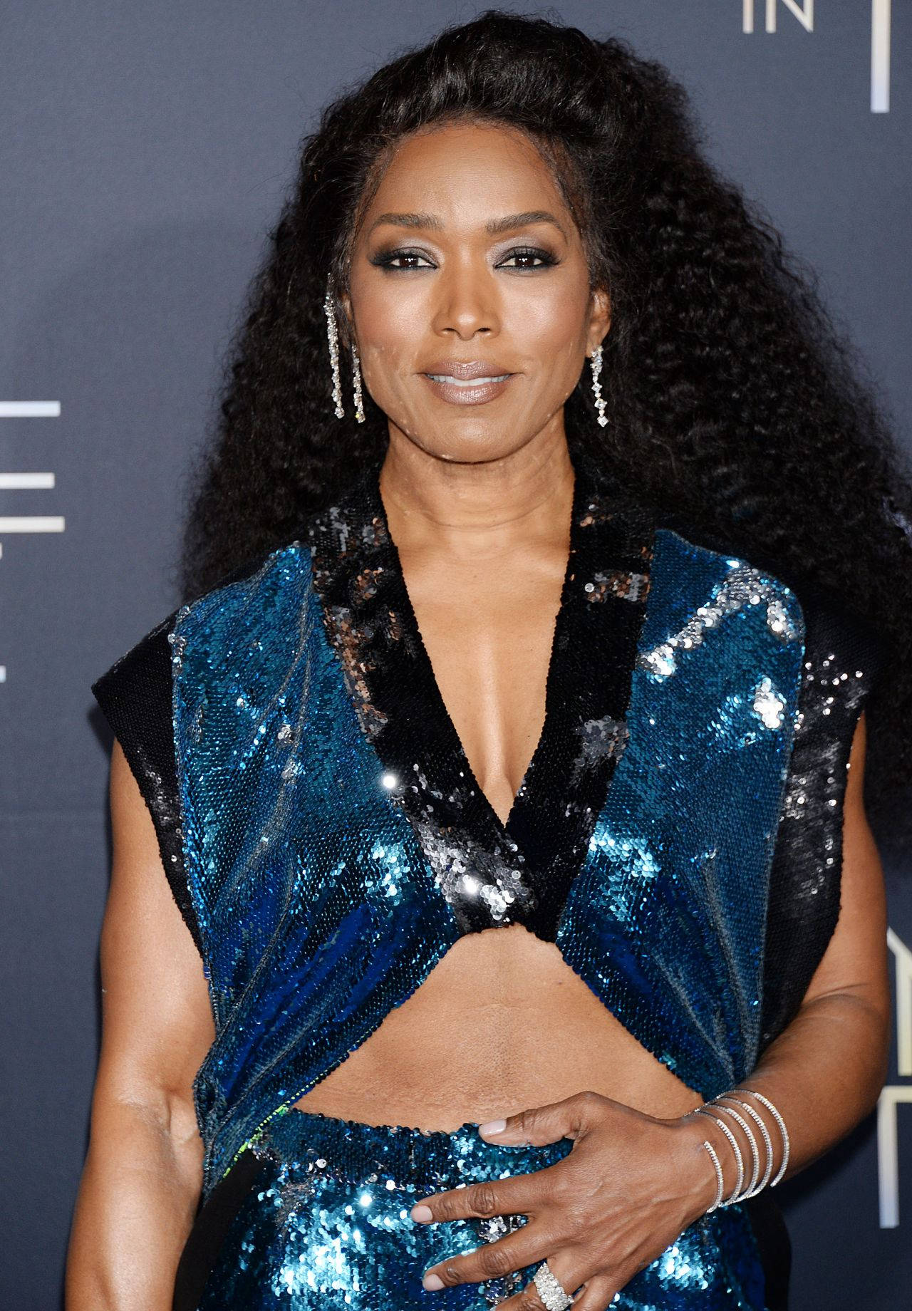 Angela Bassett, wrinkle of time, sparkling blue sequined outfit, HD Phone Wallpaper