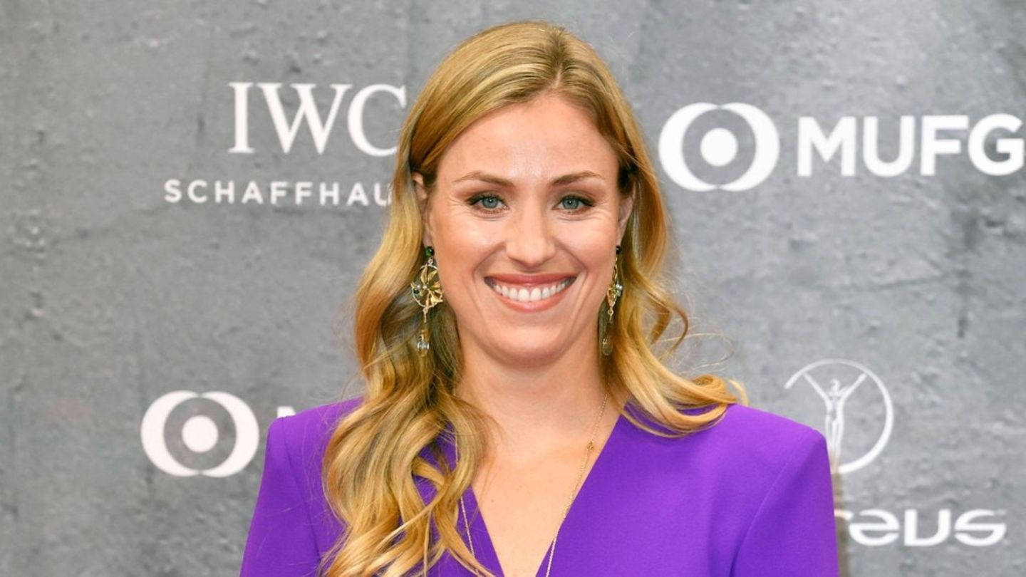Angelique Kerber, vibrant purple blazer, gray backdrop, HD Desktop Wallpaper