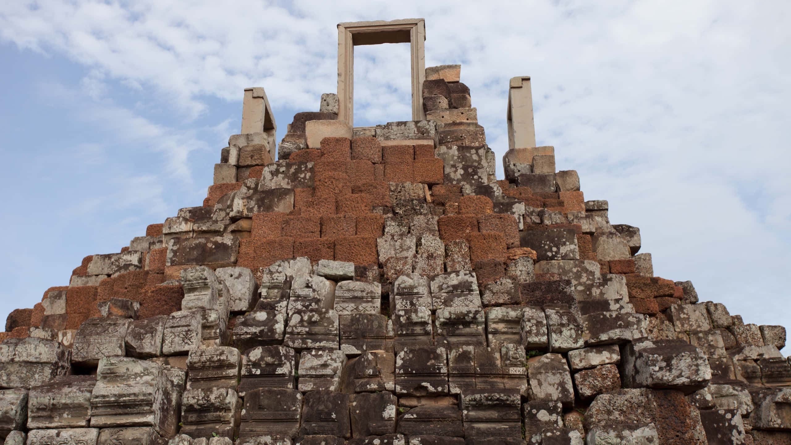 Angkor Thom, ruins, stone pyramid, 2K Desktop Wallpaper