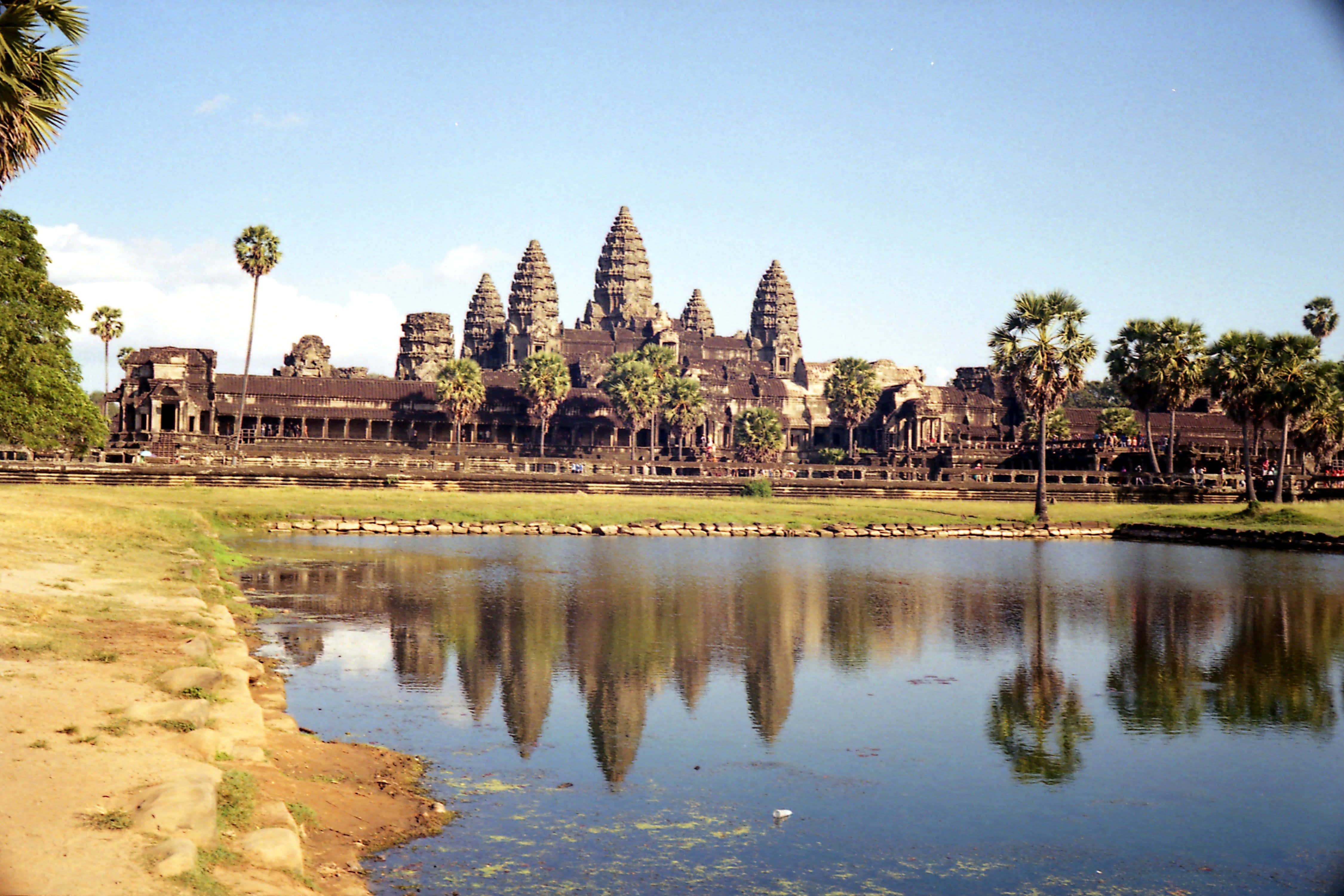 Angkor Thom, brown ruins, over water, 4K Desktop Wallpaper