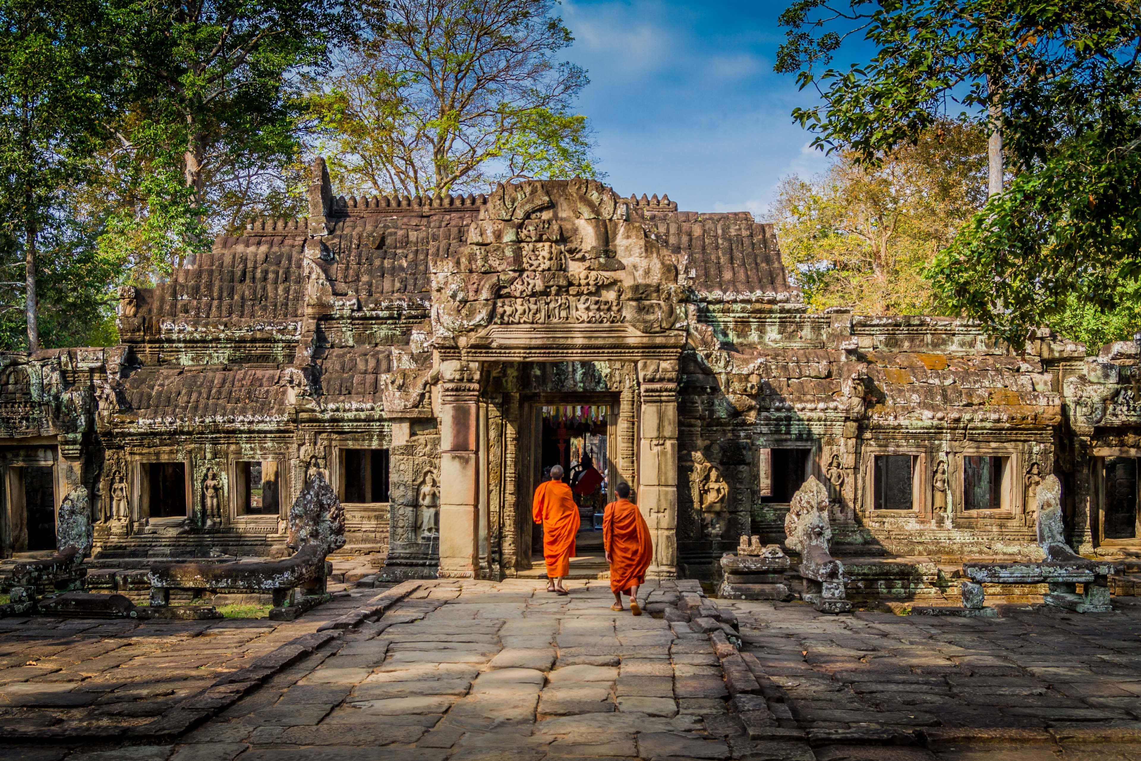 monks, Angkor Thom, vibrant orange robes, 4K Desktop Wallpaper