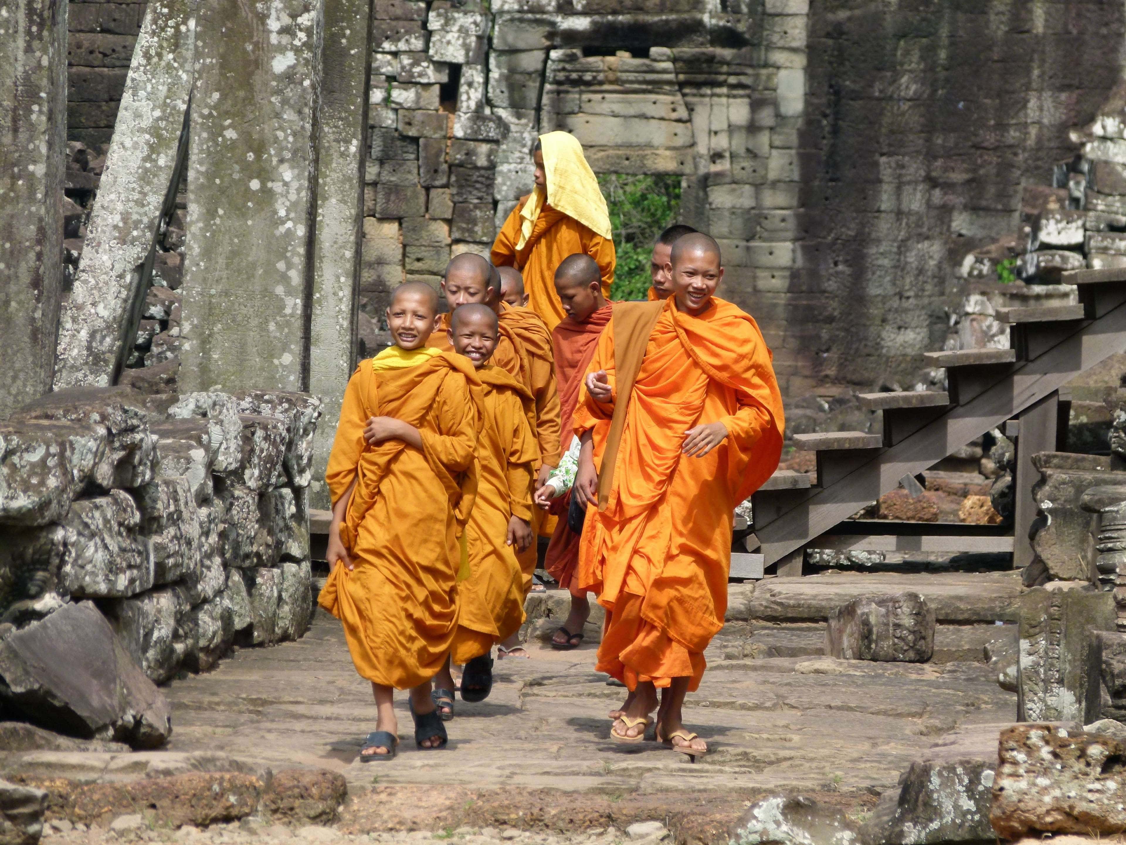 Angkor Thom, Buddhist monks, vibrant orange robes, 4K Desktop Wallpaper
