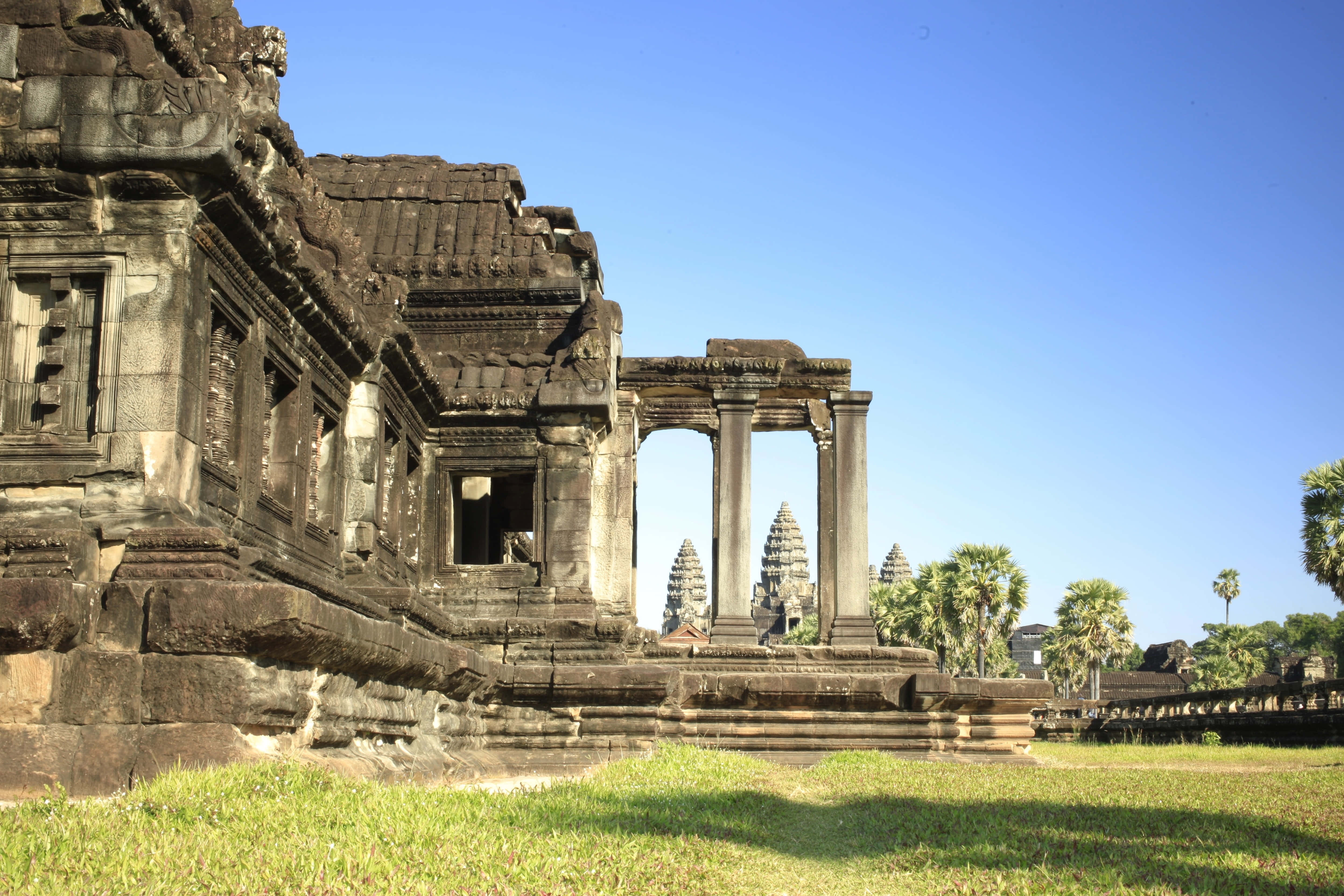 Angkor Thom, stone temple ruins, towering columns, 4K Desktop Wallpaper
