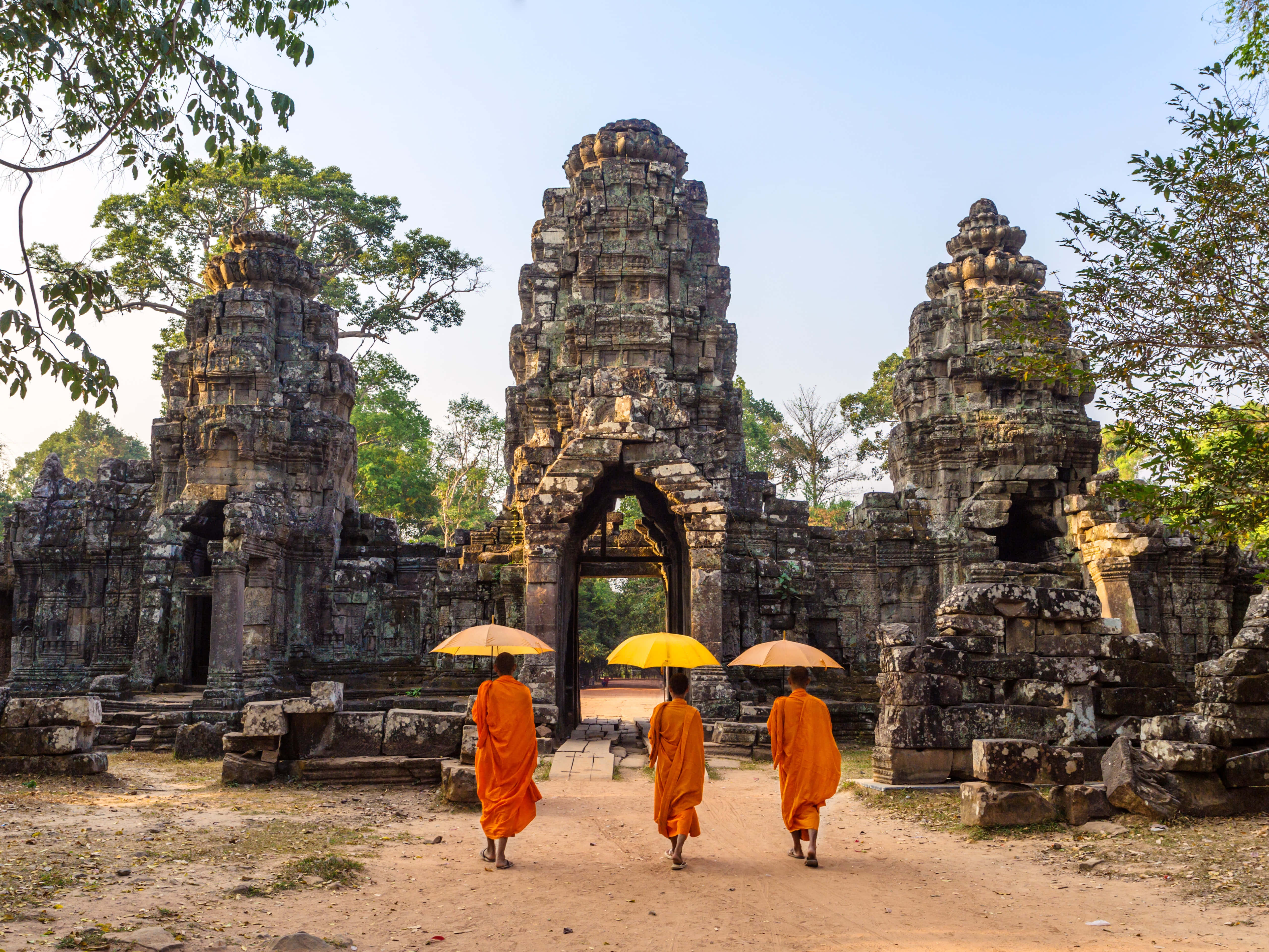 monks, umbrellas, Angkor Thom, 5K Desktop Wallpaper