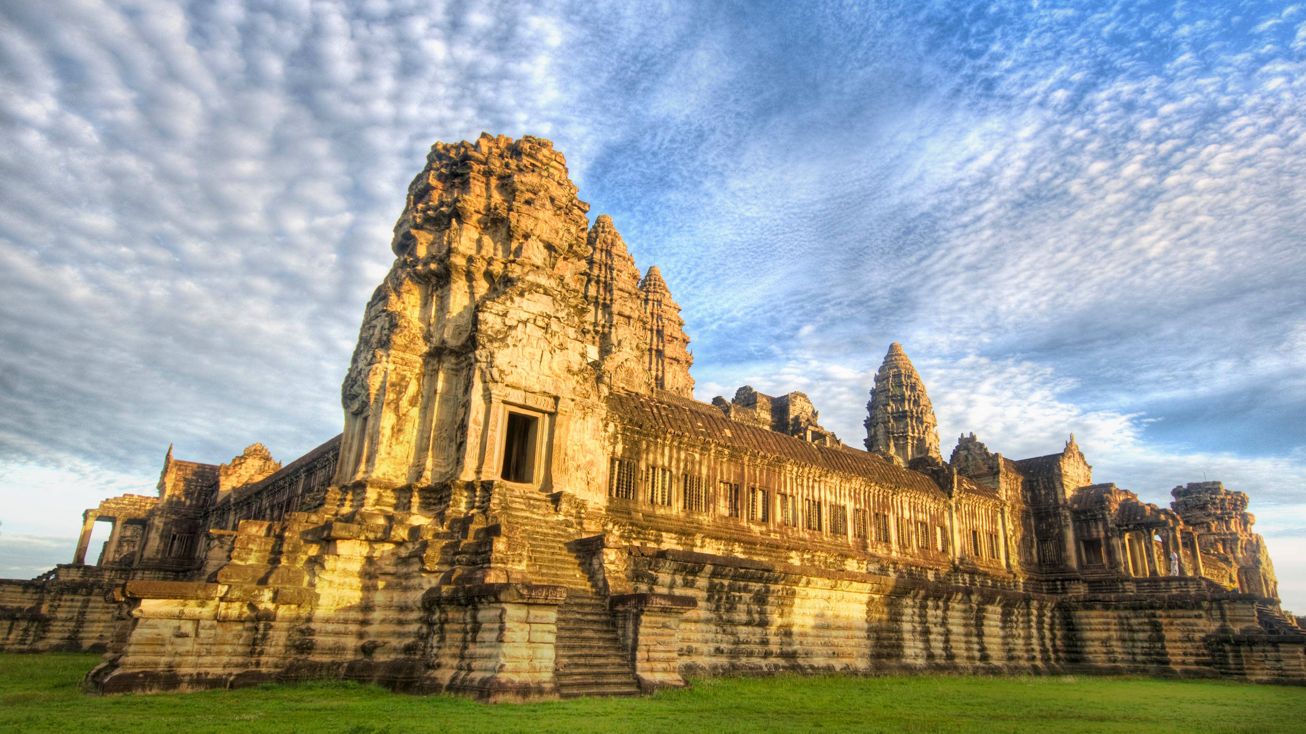 Angkor Wat, golden sunrise, clear blue sky, 2K Desktop Wallpaper