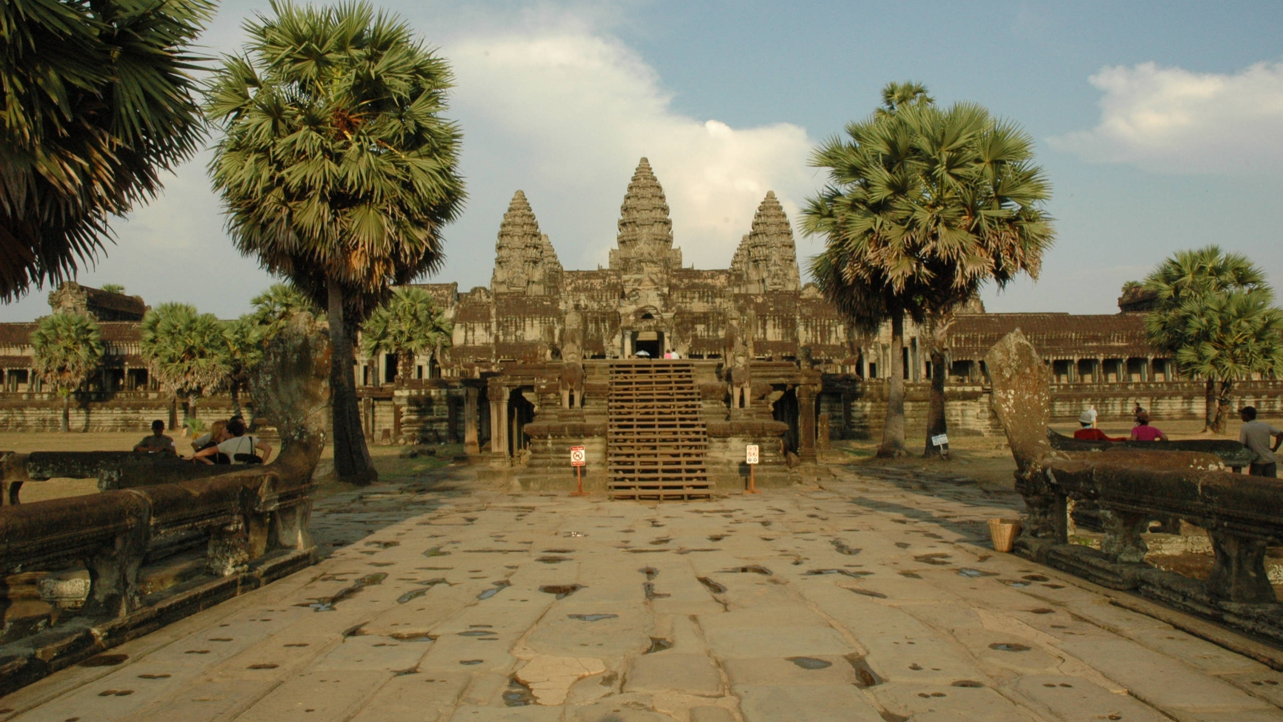 Angkor Wat, palm trees, partly cloudy sky, 2K Desktop Wallpaper