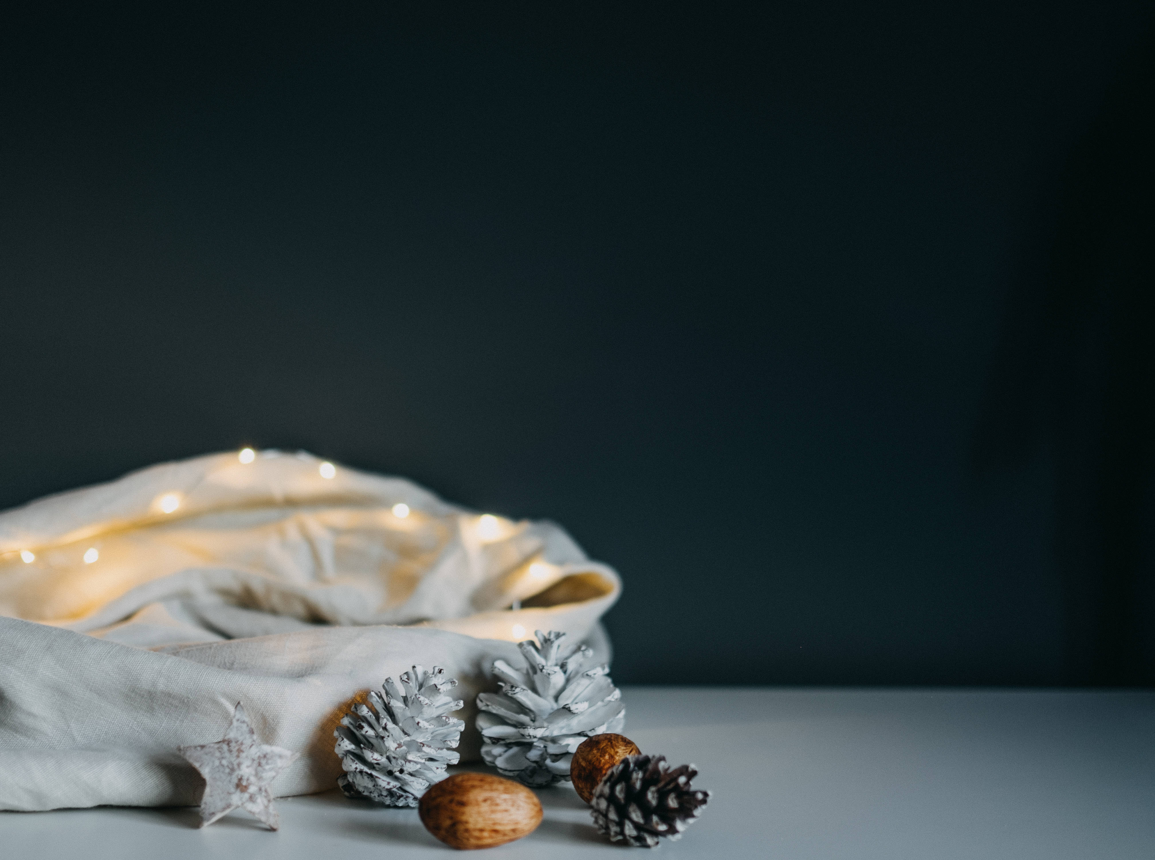 Anime Christmas, snow-dusted pinecones, warm fairy lights, 4K Desktop Wallpaper