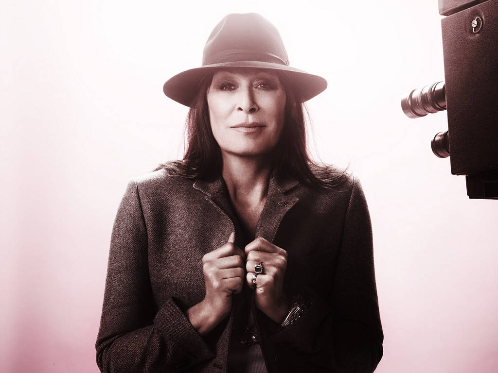Anjelica Huston, trunk archive photoshoot, vintage camera, SD Desktop Wallpaper