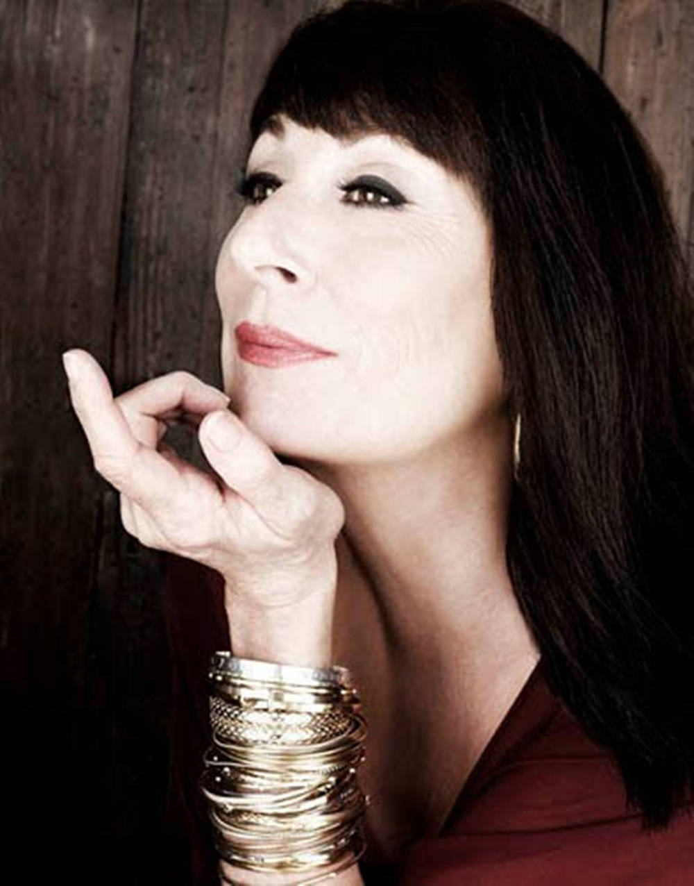 Anjelica Huston, dark hair, bold makeup, SD Phone Wallpaper