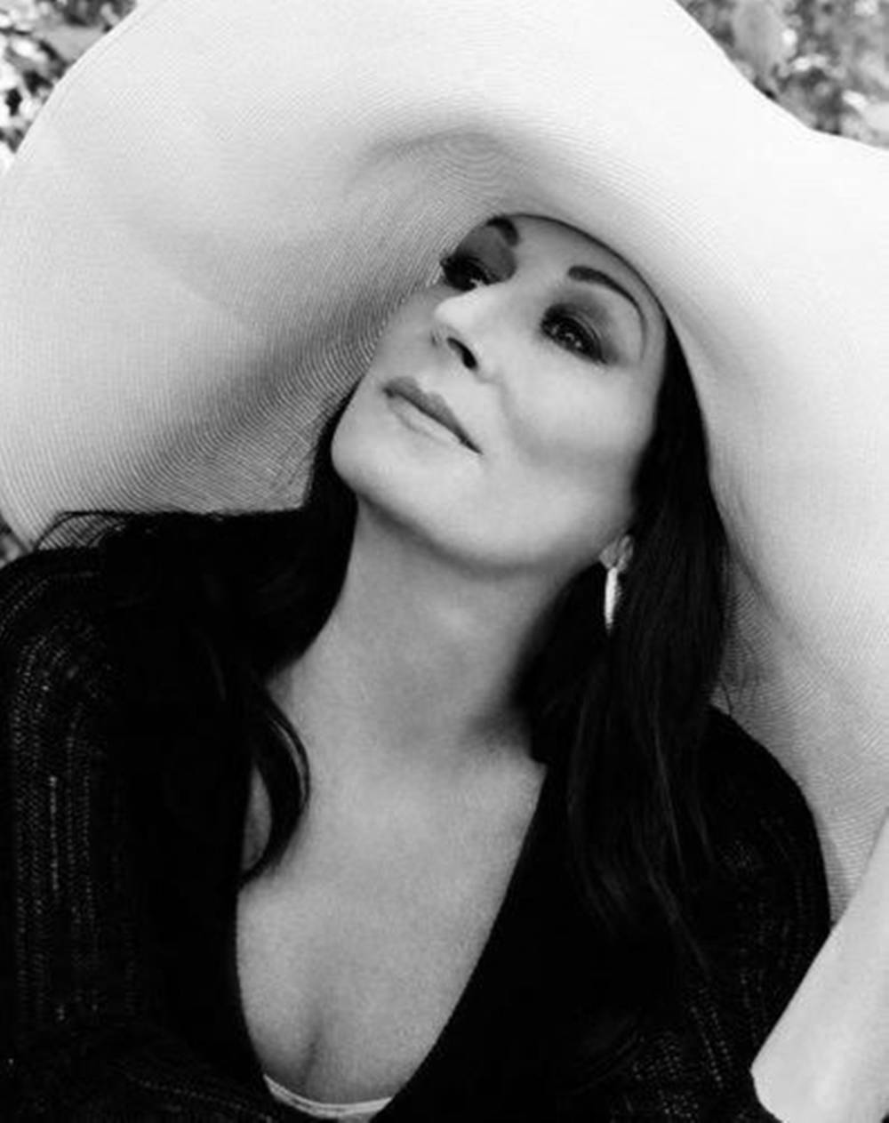 Anjelica Huston, grayscale photoshoot, wide-brimmed white hat, SD Phone Wallpaper