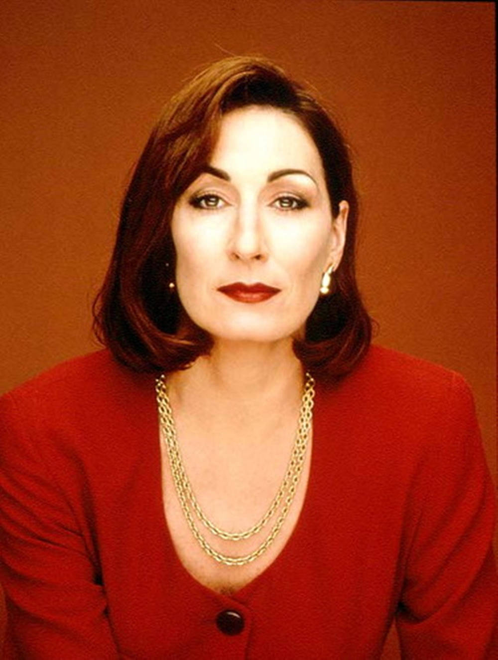 Anjelica Huston, red blazer, gold chain necklaces, HD Phone Wallpaper