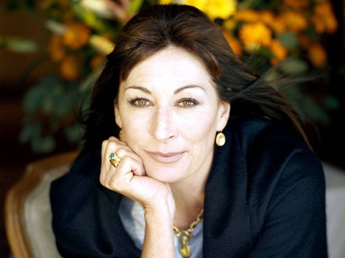 Anjelica Huston, dark hair, floral backdrop, SD Desktop Wallpaper