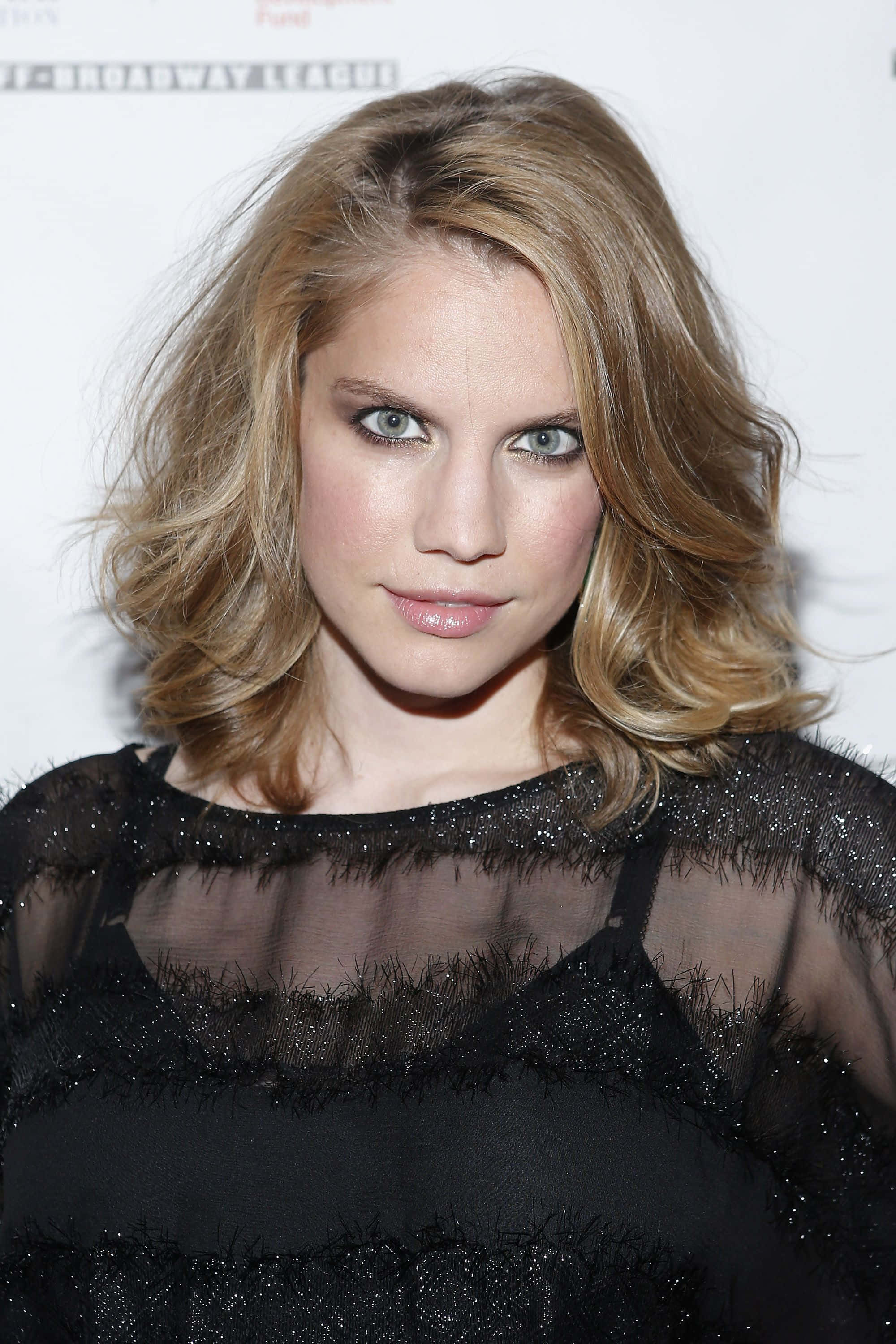 Anna Chlumsky, wavy blonde hair, striking blue eyes, 2K Phone Wallpaper