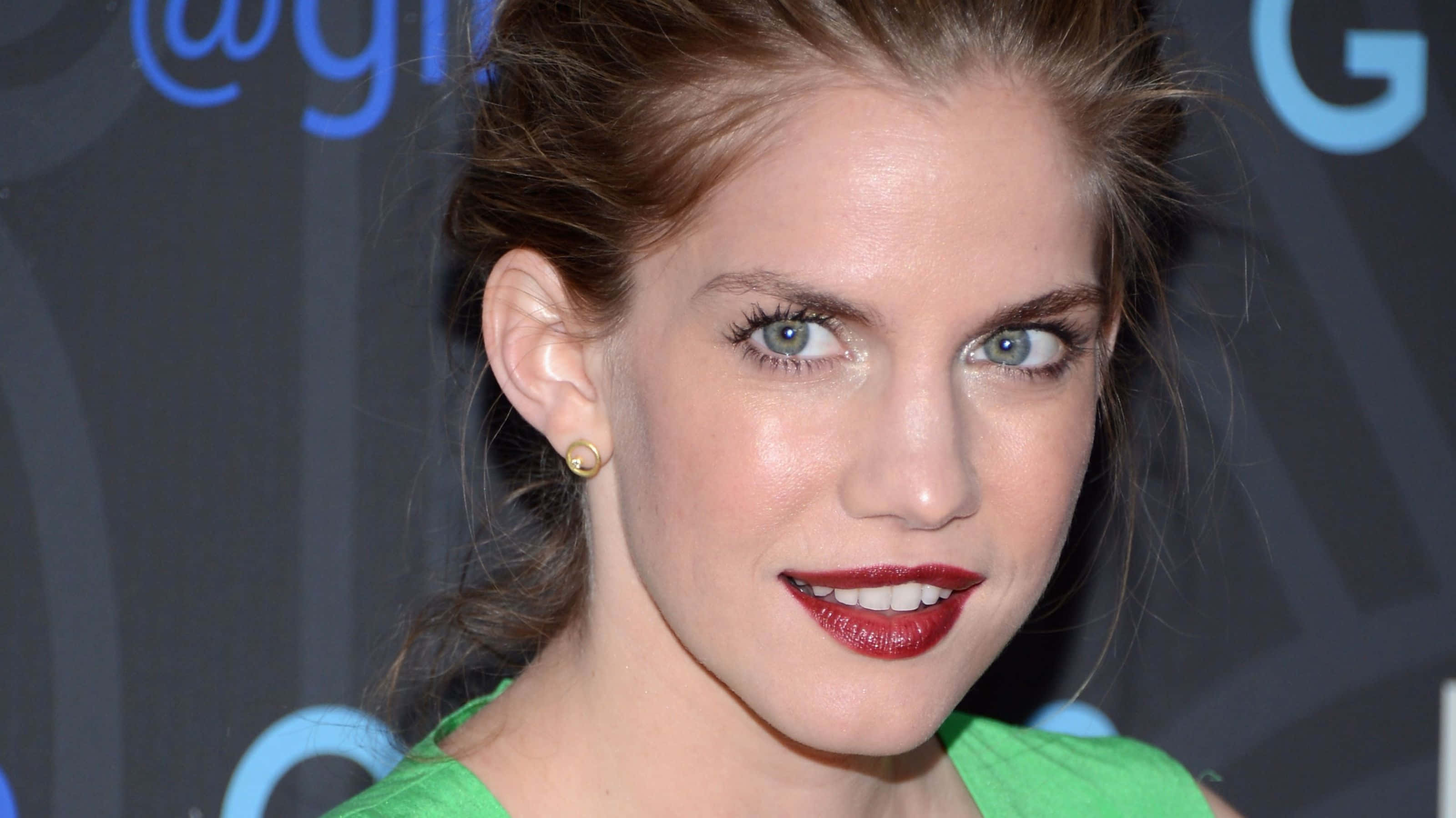 Anna Chlumsky, blue eyes, bold red lips, 2K Desktop Wallpaper