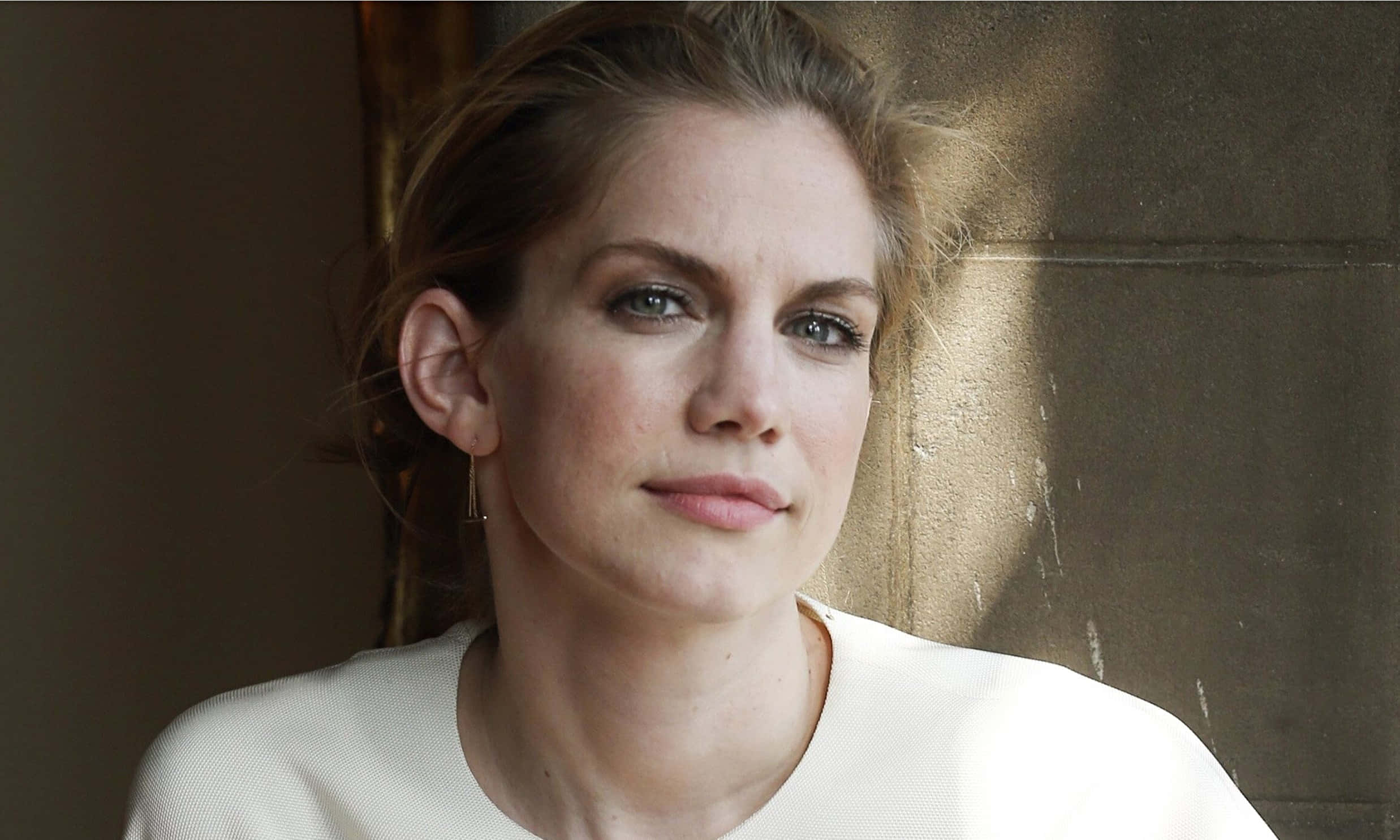 Anna Chlumsky, textured stone wall, warm sunlight, Full HD Desktop Wallpaper