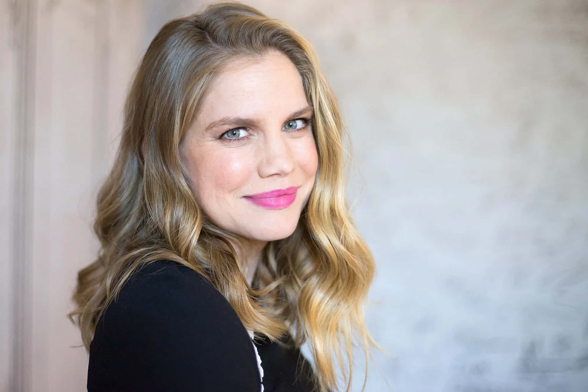 Anna Chlumsky, wavy blonde hair, bright pink lipstick, Full HD Desktop Wallpaper