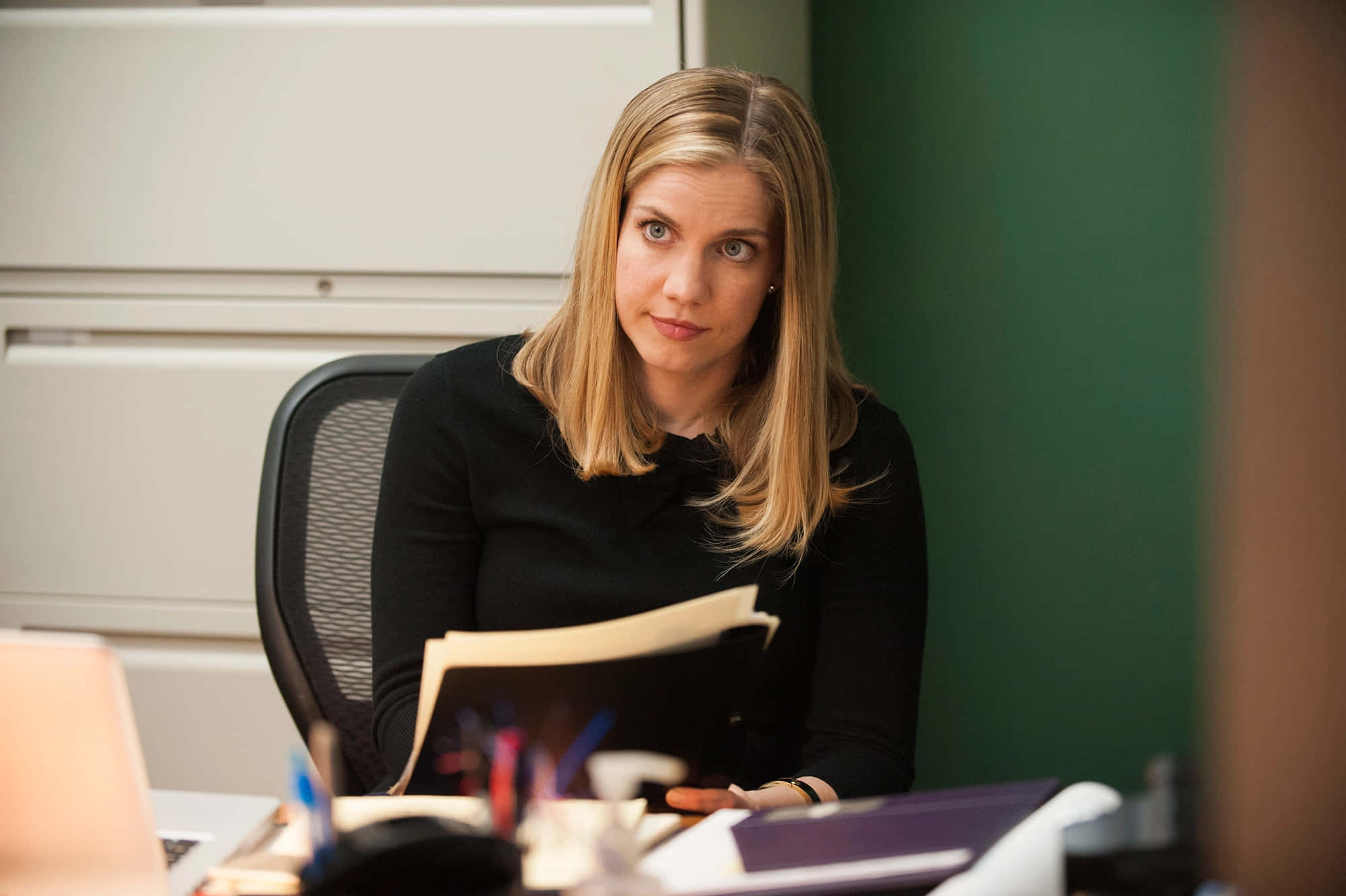 Anna Chlumsky, blonde hair, cluttered office desk, Full HD Desktop Wallpaper