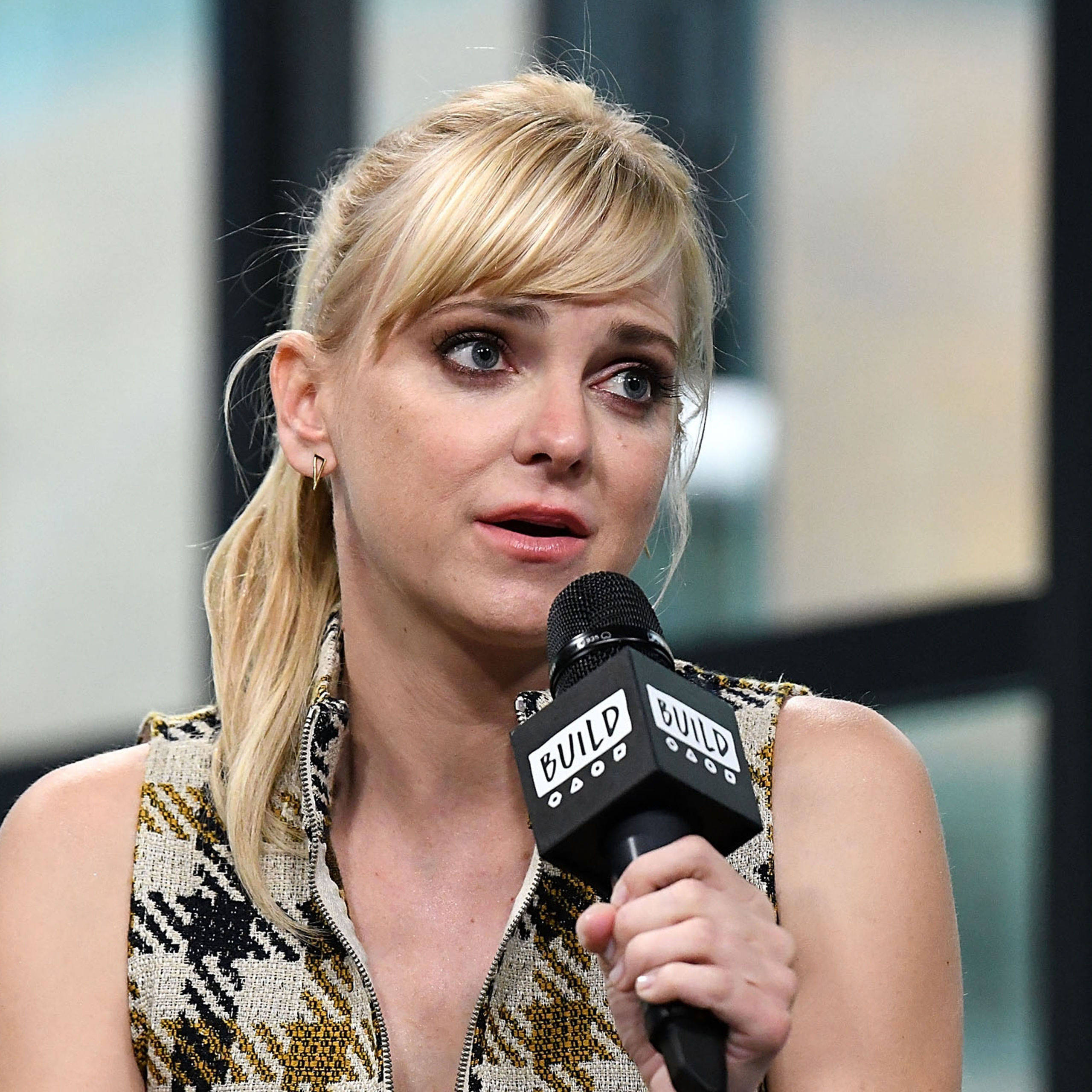 Anna Faris, BUILD, black microphone, 2K Desktop Wallpaper