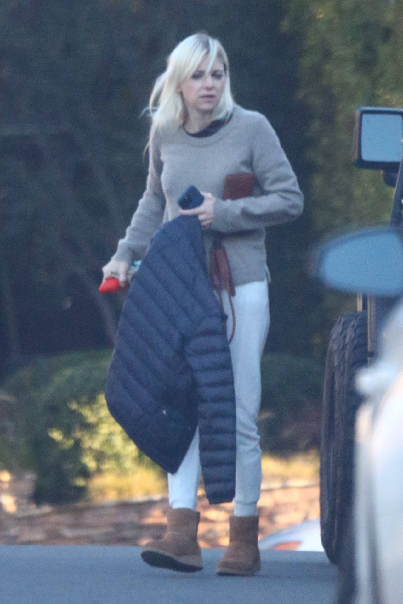 Anna Faris, grey sweater, white pants, Full HD Phone Wallpaper