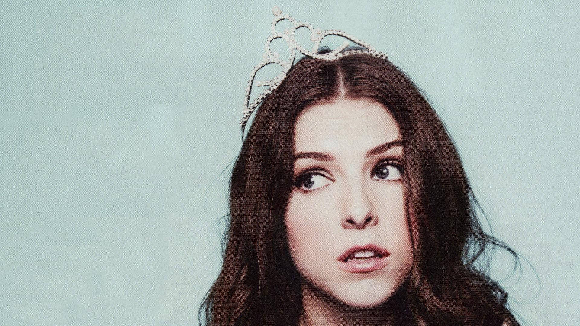 Anna Kendrick, vintage tiara, teal backdrop, Full HD Desktop Wallpaper