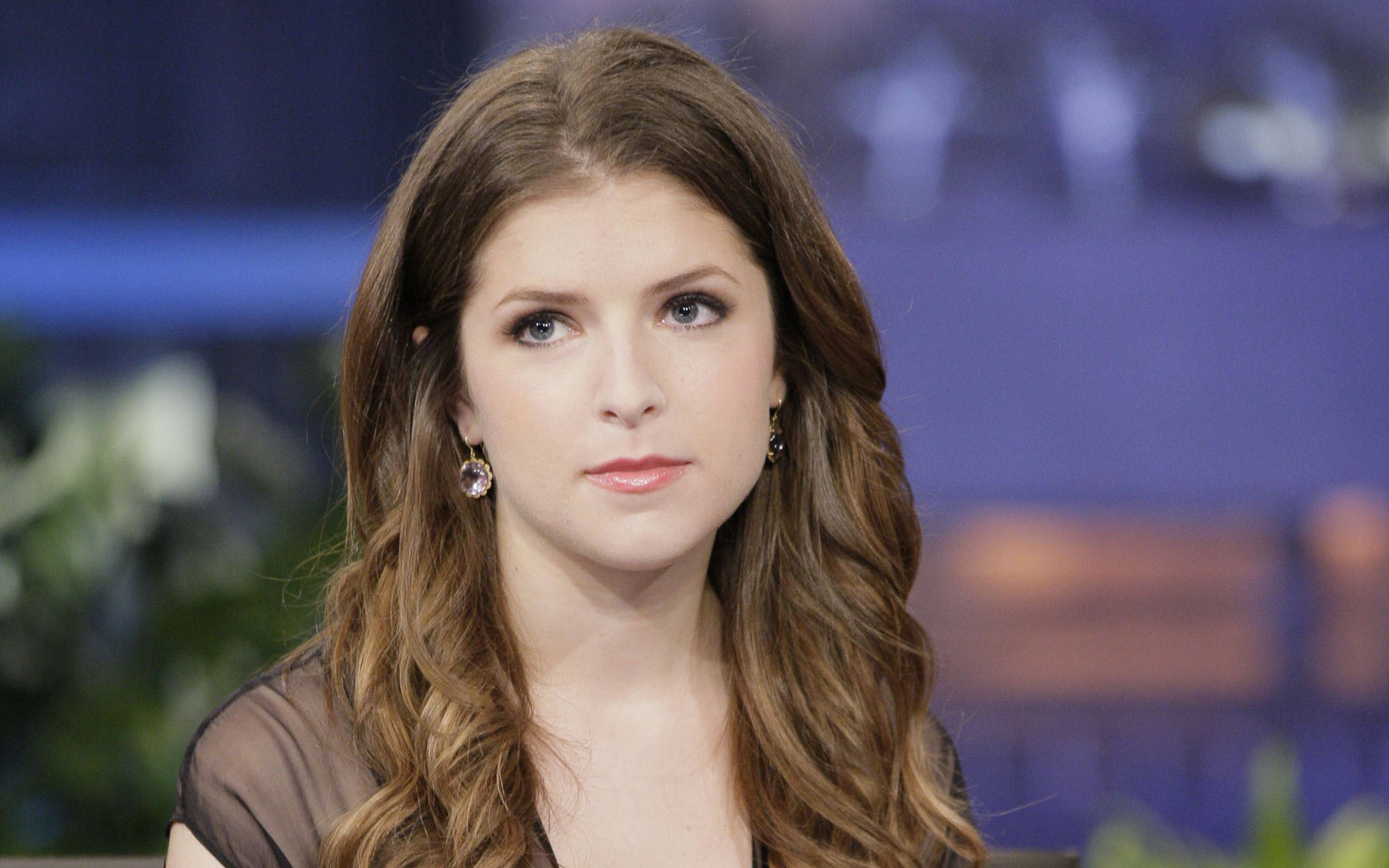 Anna Kendrick, brunette, long wavy brown hair, 2K Desktop Wallpaper