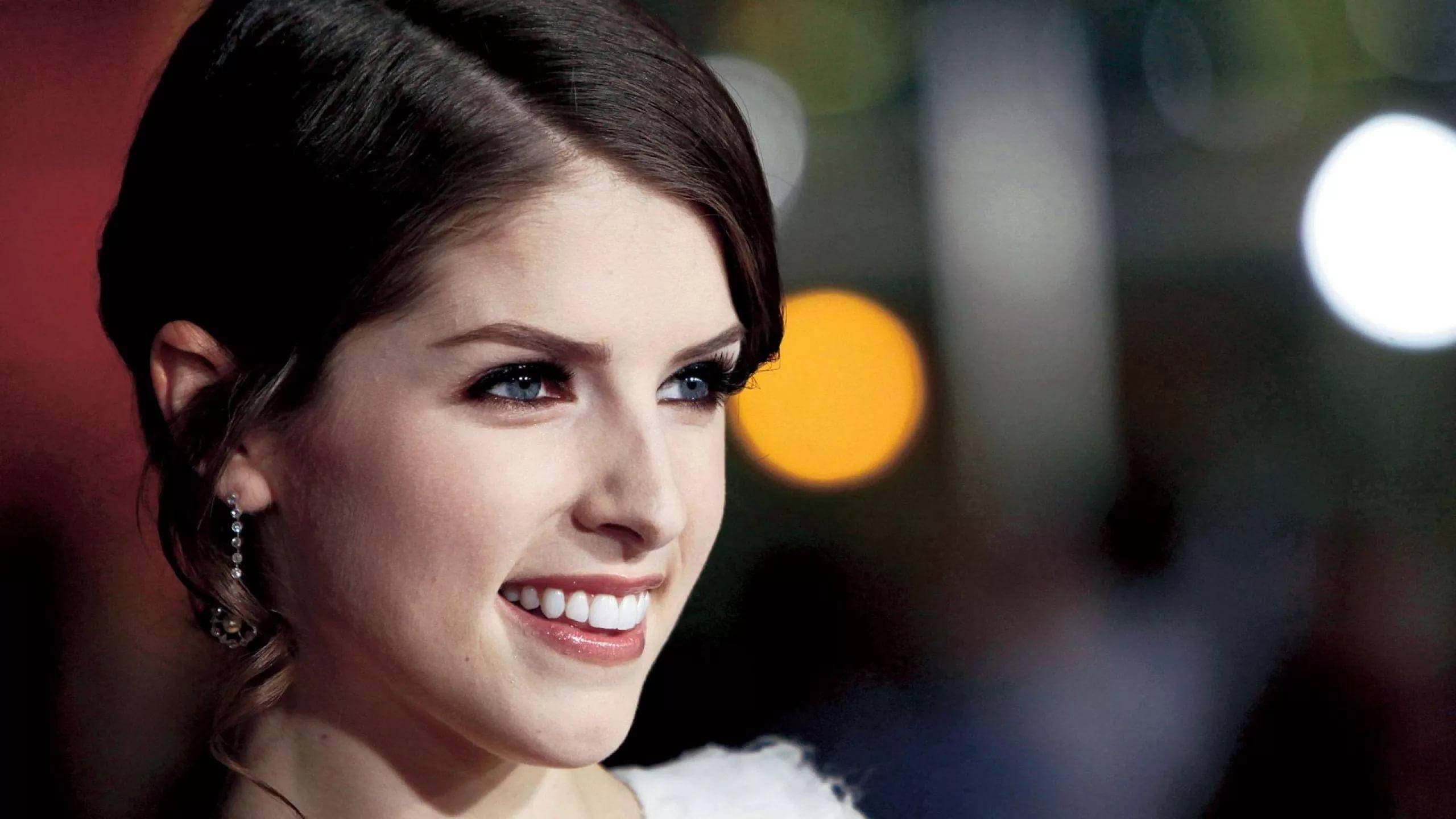 Anna Kendrick, dark hair, blue eyes, 2K Desktop Wallpaper
