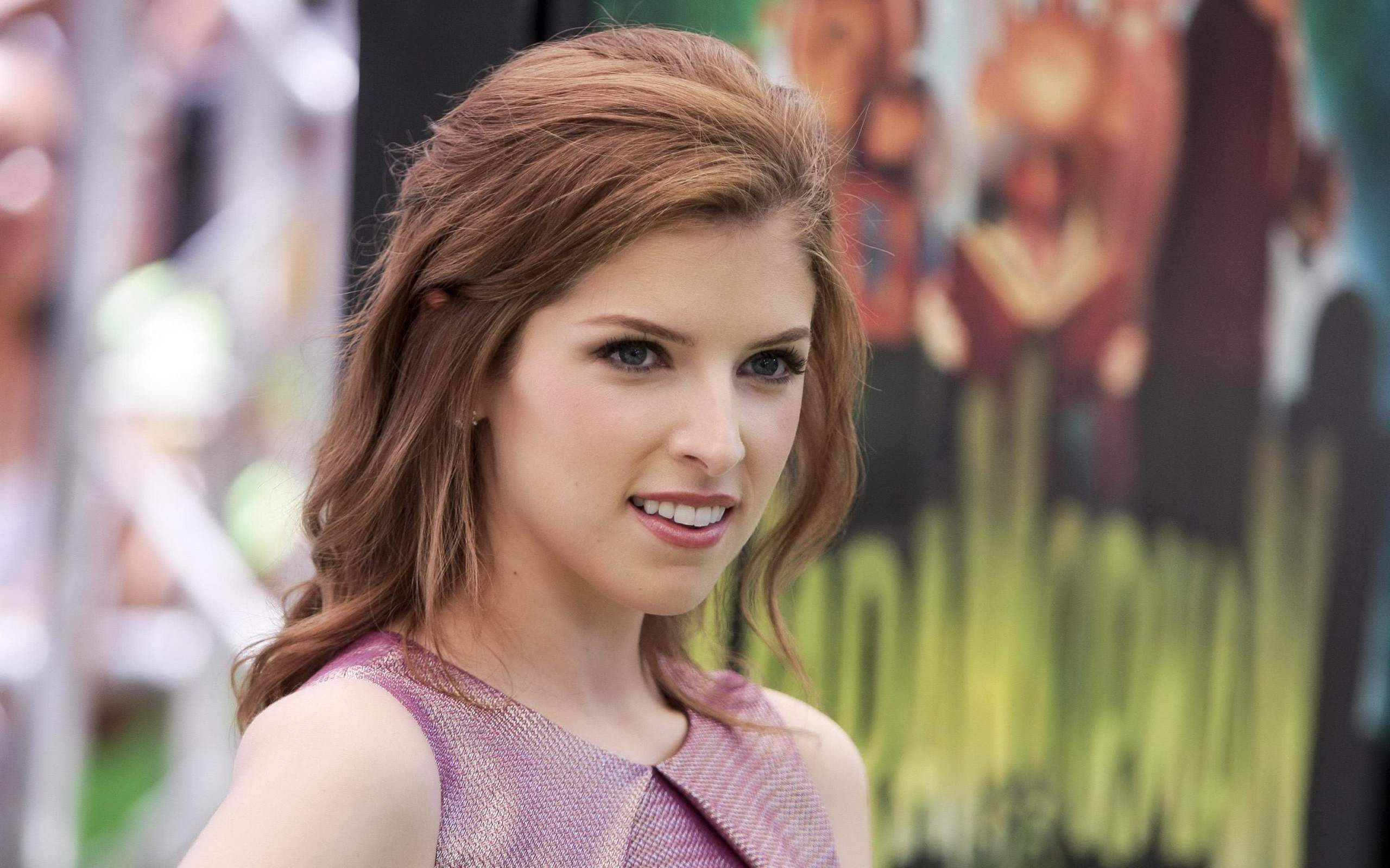 Anna Kendrick, auburn hair, purple dress, 2K Desktop Wallpaper
