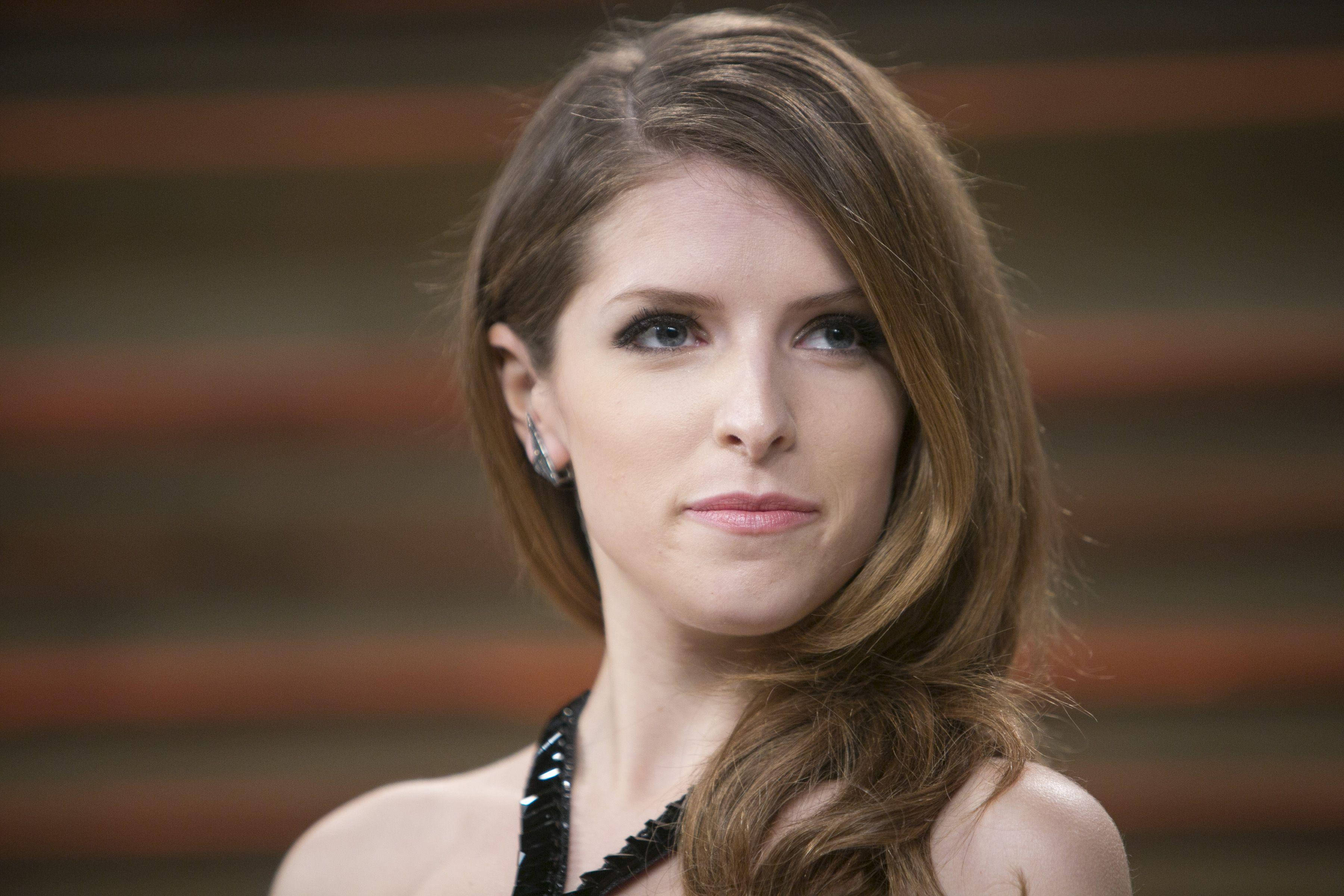 Anna Kendrick, long brown hair, dark eyes, 2K Desktop Wallpaper
