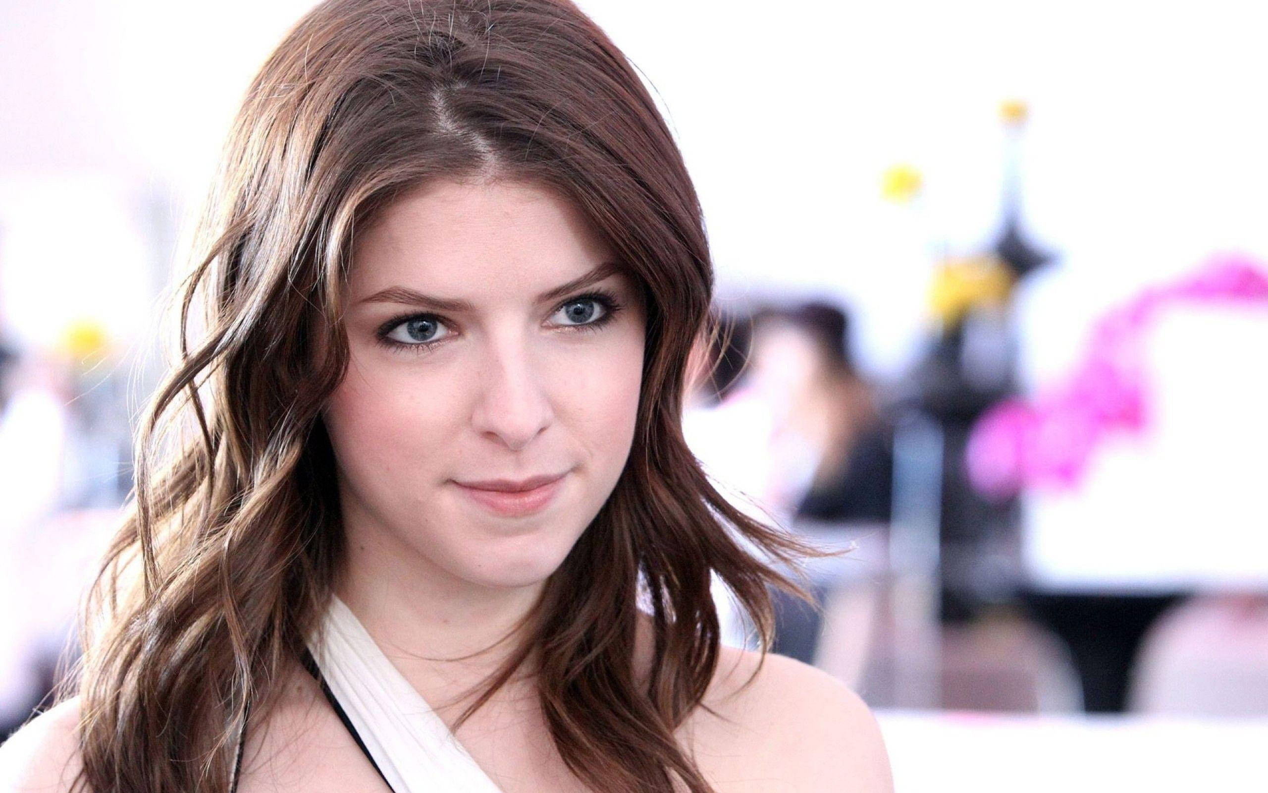 Anna Kendrick, wavy brown hair, striking blue eyes, 2K Desktop Wallpaper
