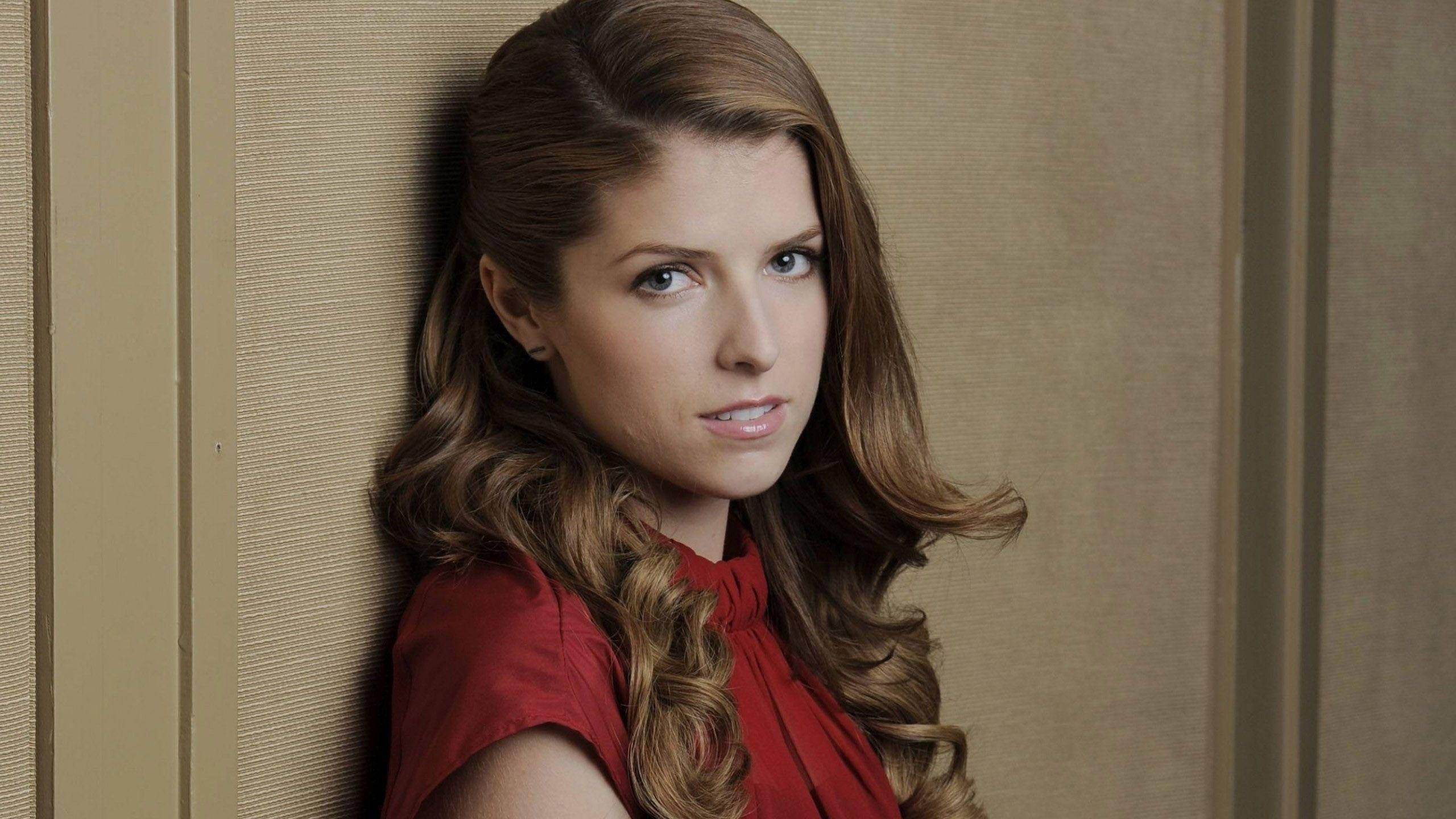 Anna Kendrick, brunette, long wavy brown hair, 2K Desktop Wallpaper