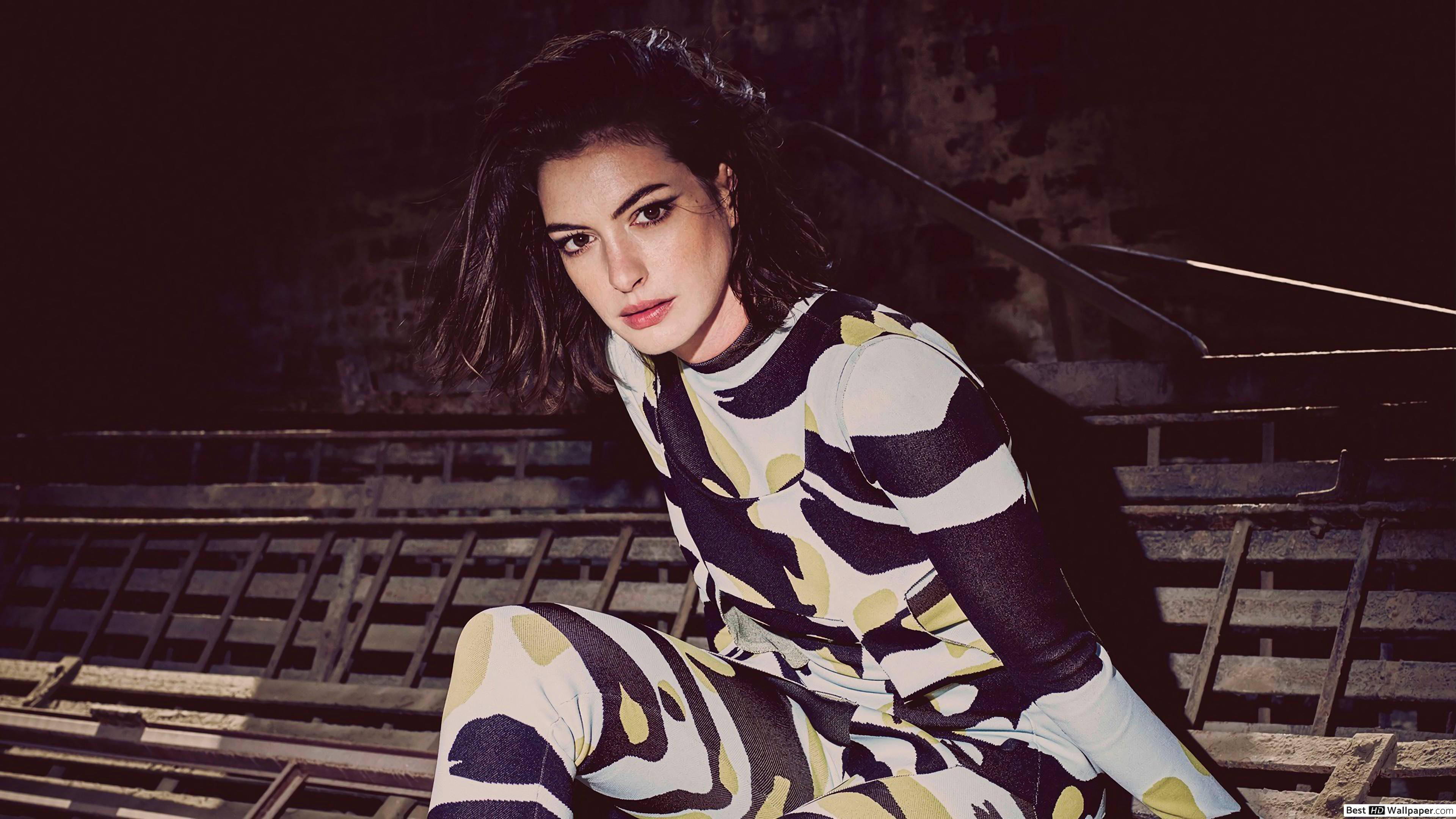 Anne Hathaway, black and yellow jumpsuit, stadium bleachers, 4K Desktop Wallpaper