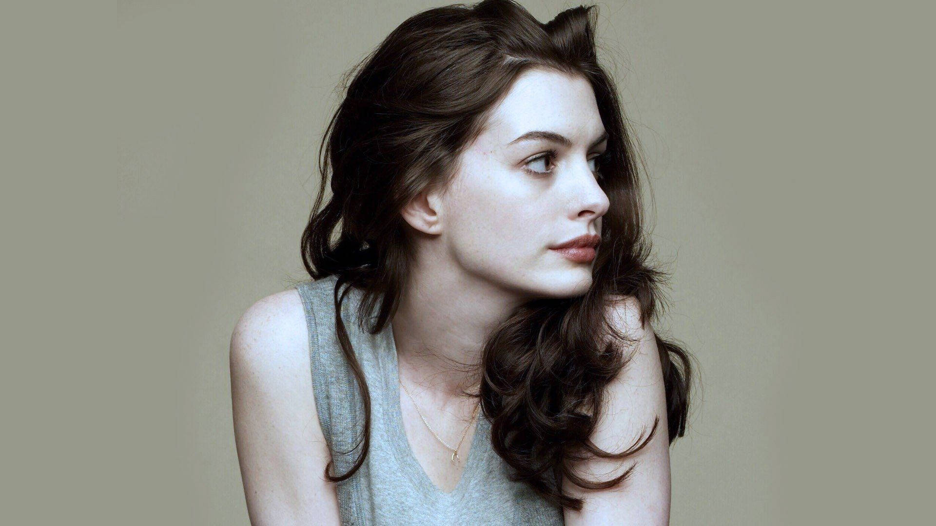 Anne Hathaway, wavy brown hair, muted beige background, Full HD Desktop Wallpaper