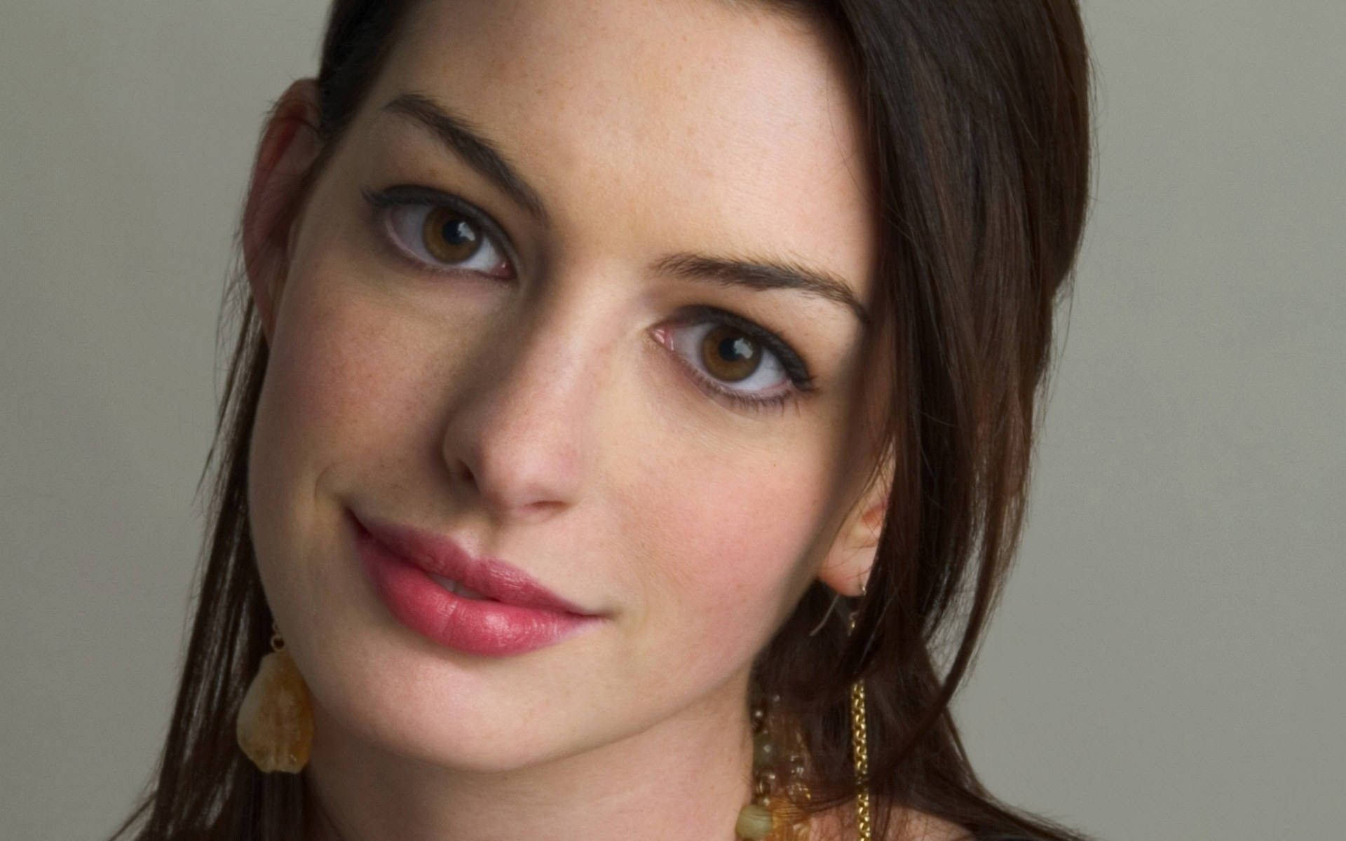 Anne Hathaway, warm brown eyes, soft smile, Full HD Desktop Wallpaper