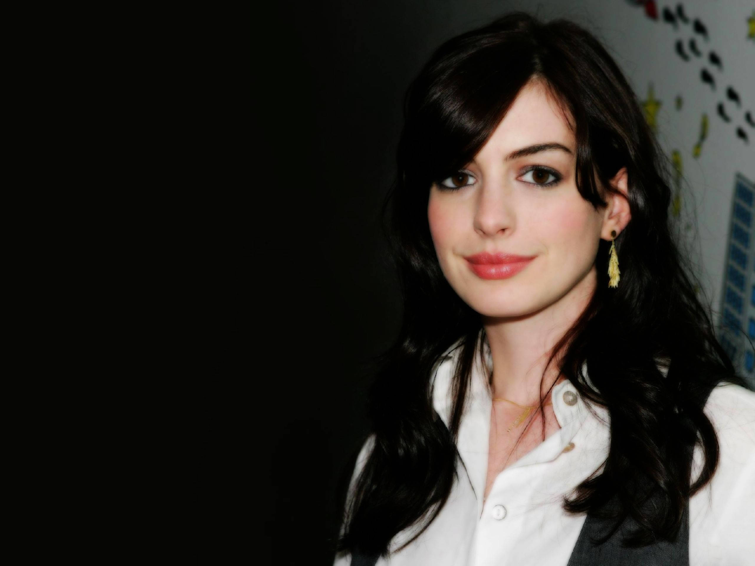 Anne Hathaway, dark wavy hair, white shirt, 2K Desktop Wallpaper