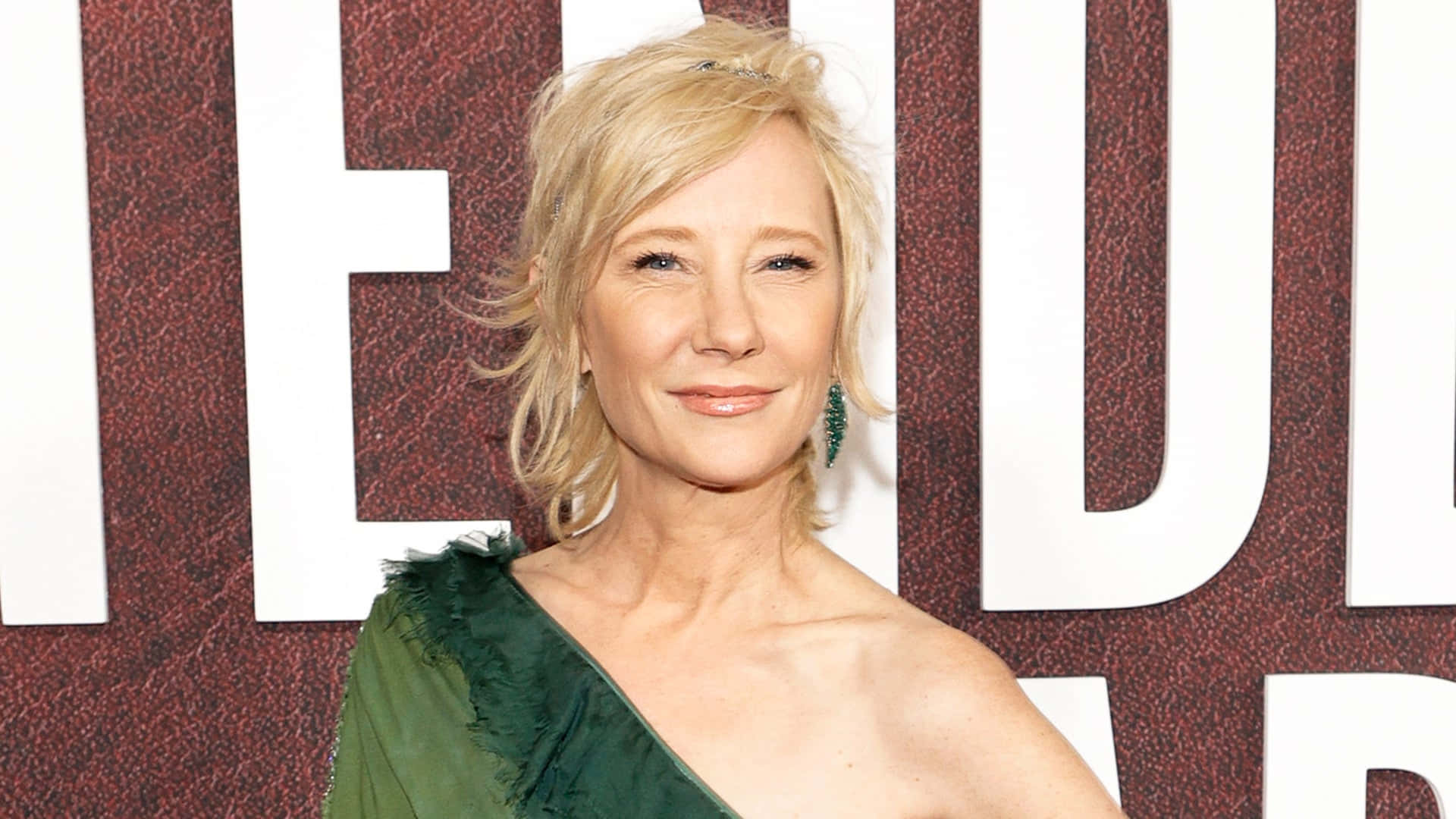 Anne Heche, green one-shoulder dress, textured red and white backdrop, Full HD Desktop Wallpaper