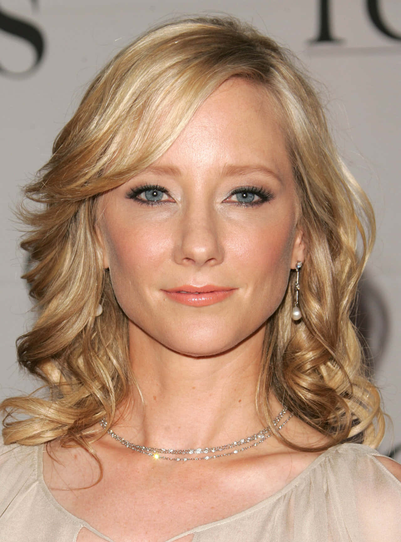 Anne Heche, blonde wavy hair, blue eyes, HD Phone Wallpaper