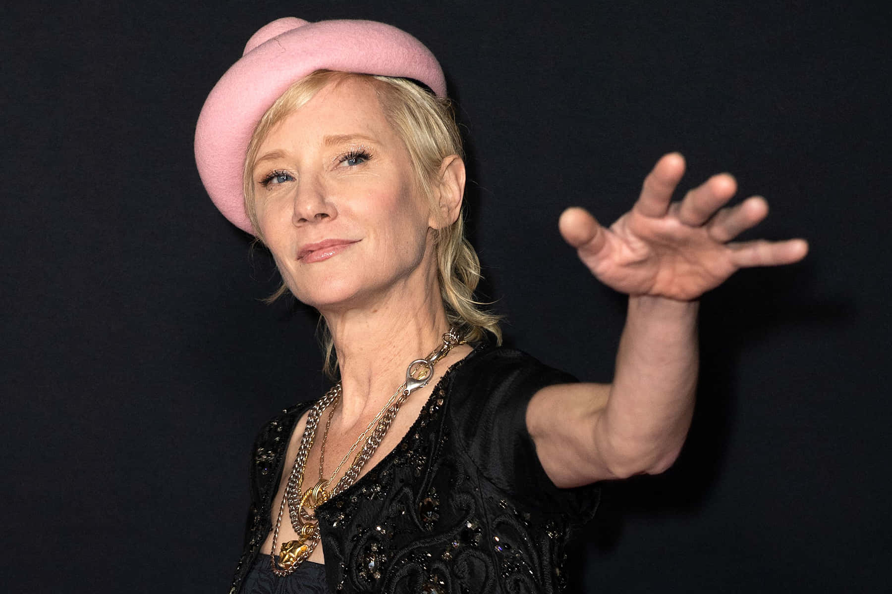 Anne Heche, pink hat, blonde hair, HD Desktop Wallpaper