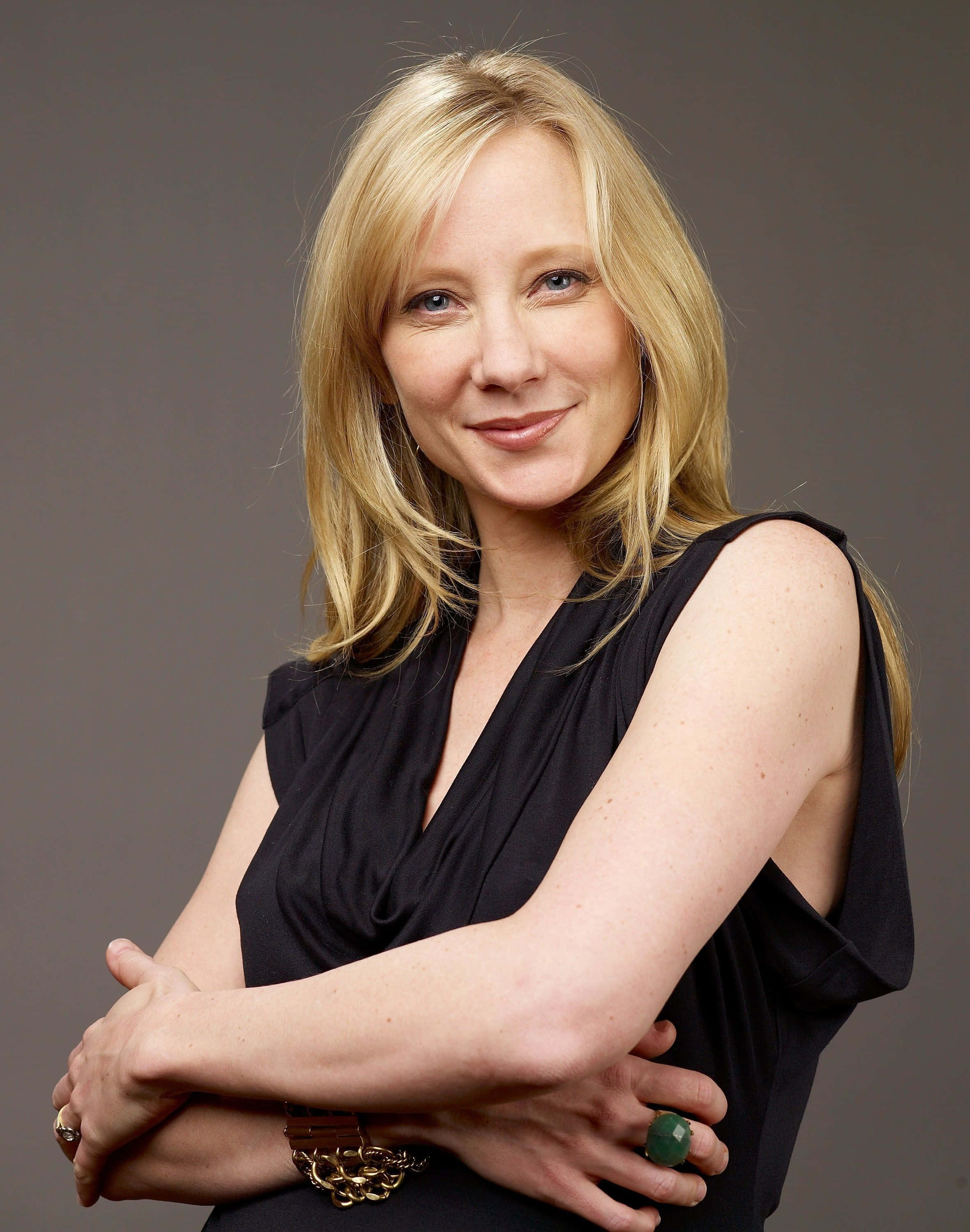 Anne Heche, blonde woman, black sleeveless top, 2K Phone Wallpaper
