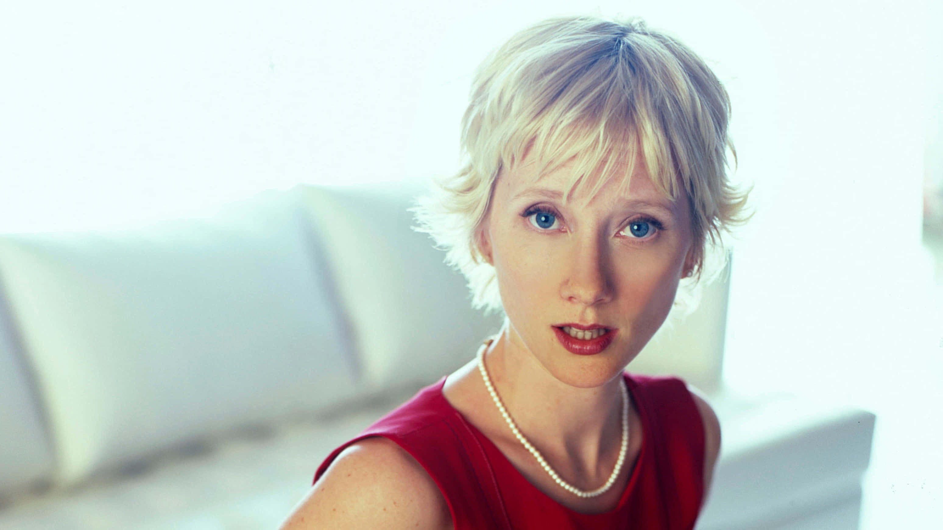 Anne Heche, red lipstick, short blonde hair, 2K Desktop Wallpaper