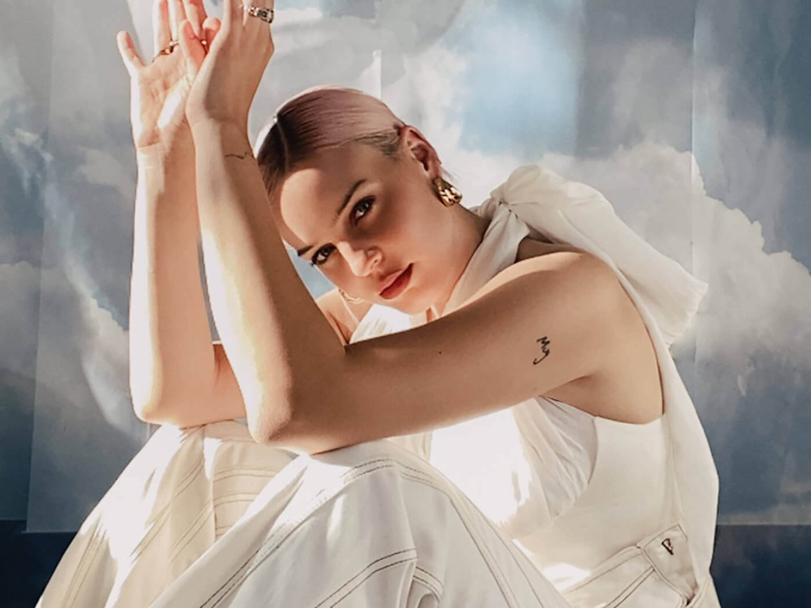Anne Marie, pink hair, white outfit, 2K Desktop Wallpaper
