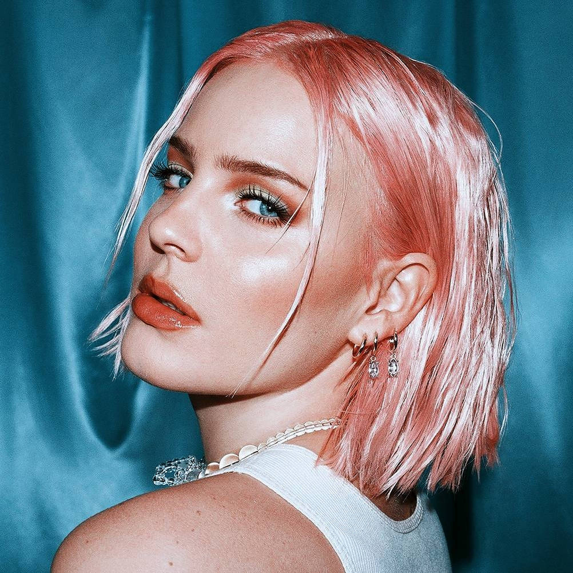 Anne Marie, vibrant pink bob hair, bold makeup, Full HD Desktop Wallpaper