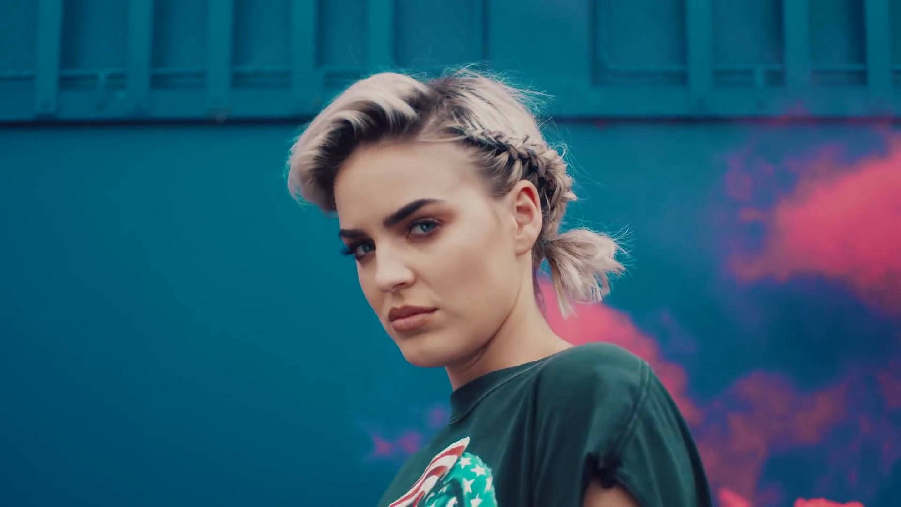 Anne Marie, pink smoke, blonde braided hair, 2K Desktop Wallpaper