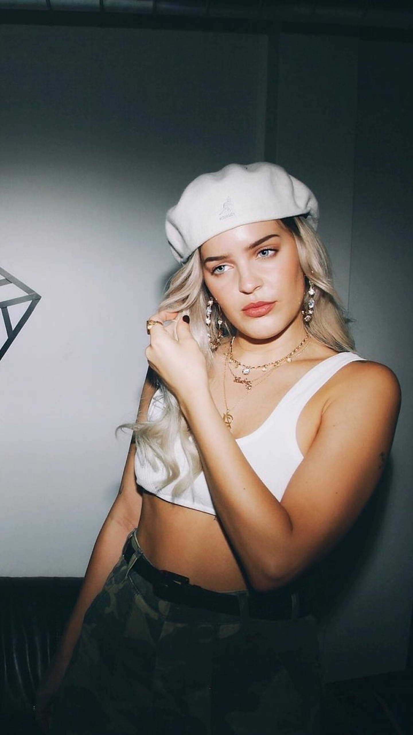 Anne Marie, blonde hair, white beret, 2K Phone Wallpaper
