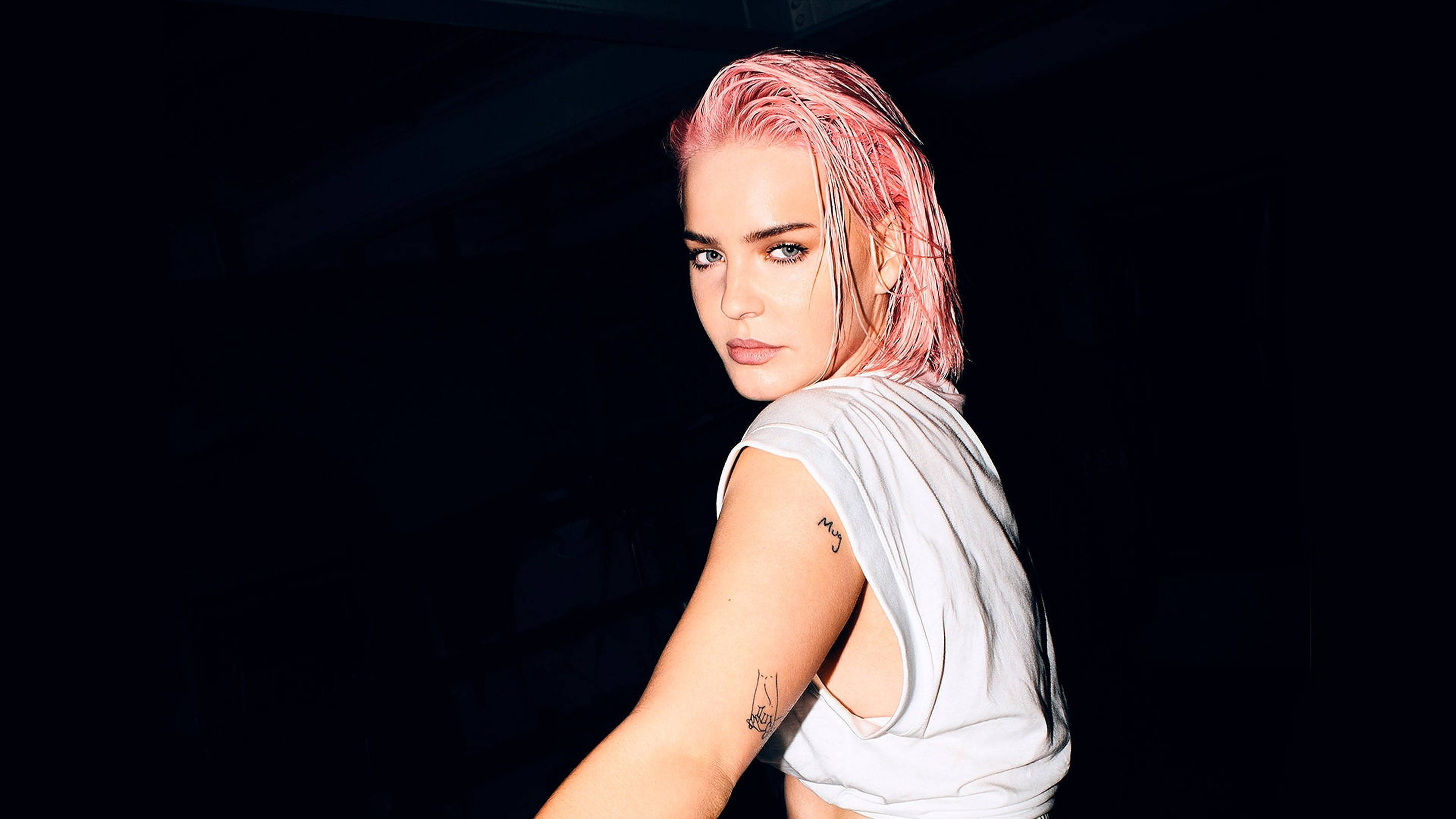 Anne Marie, pink hair, tattoos, 2K Desktop Wallpaper