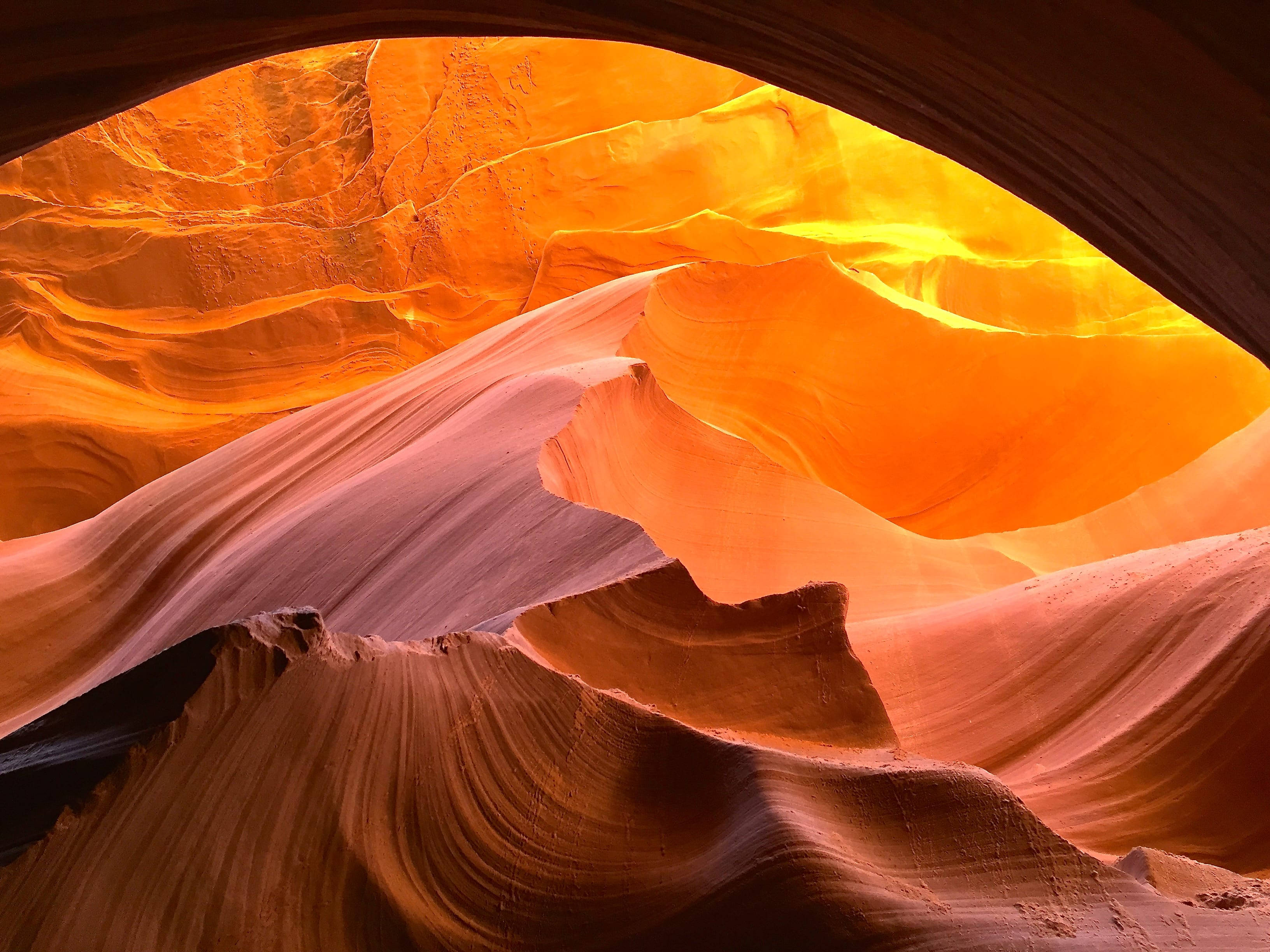 Antelope Canyon, soft strokes, sunlight, 2K Desktop Wallpaper