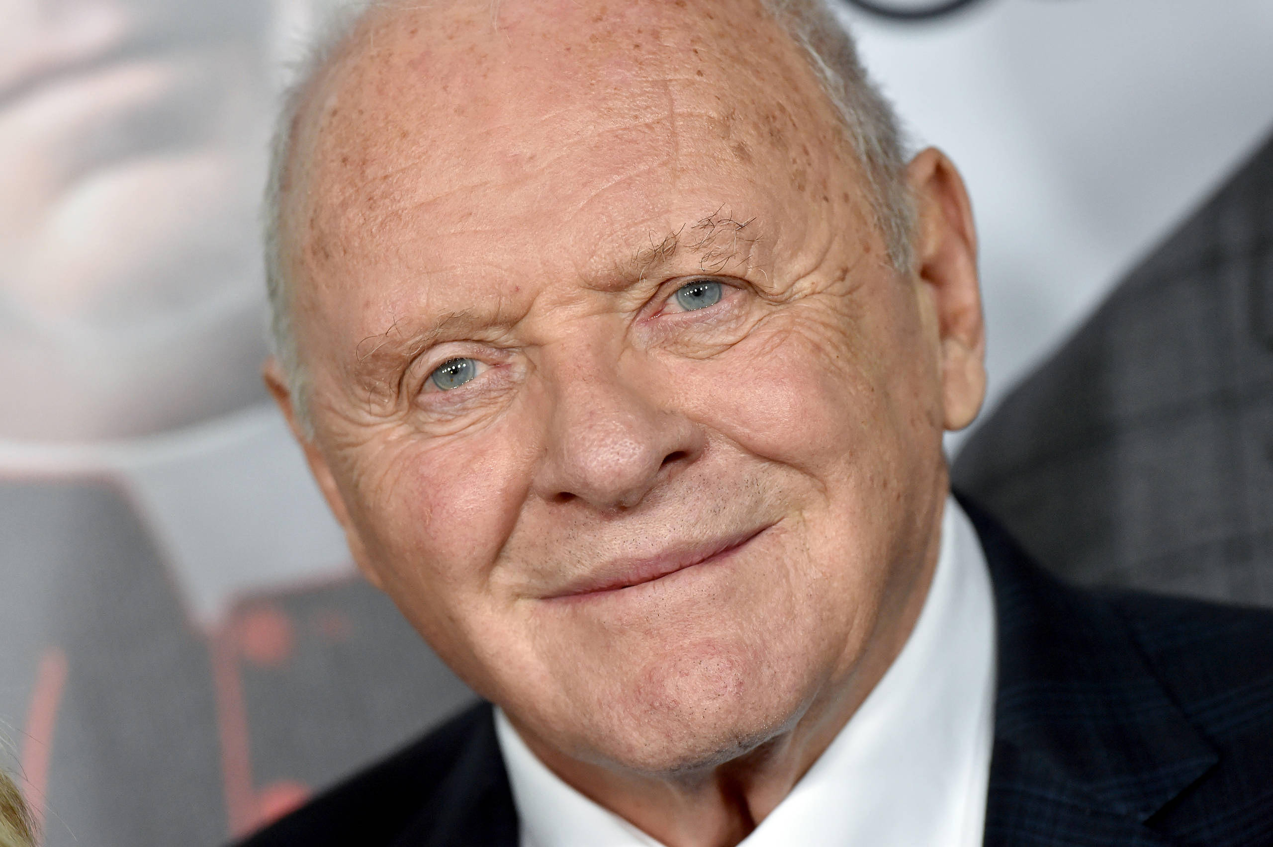 Anthony Hopkins, blue eyes, dark suit, 2K Desktop Wallpaper