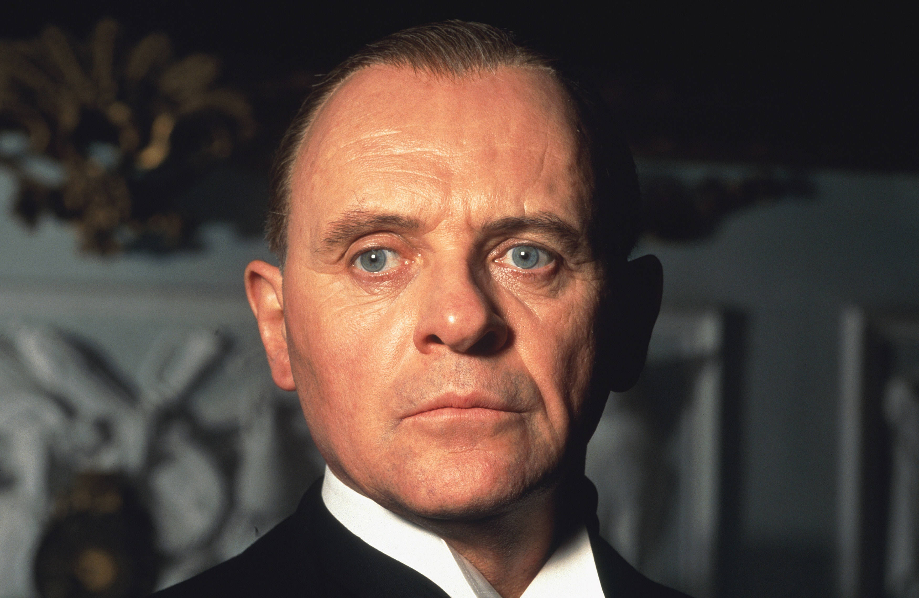 Anthony Hopkins, black suit, white shirt, 2K Desktop Wallpaper